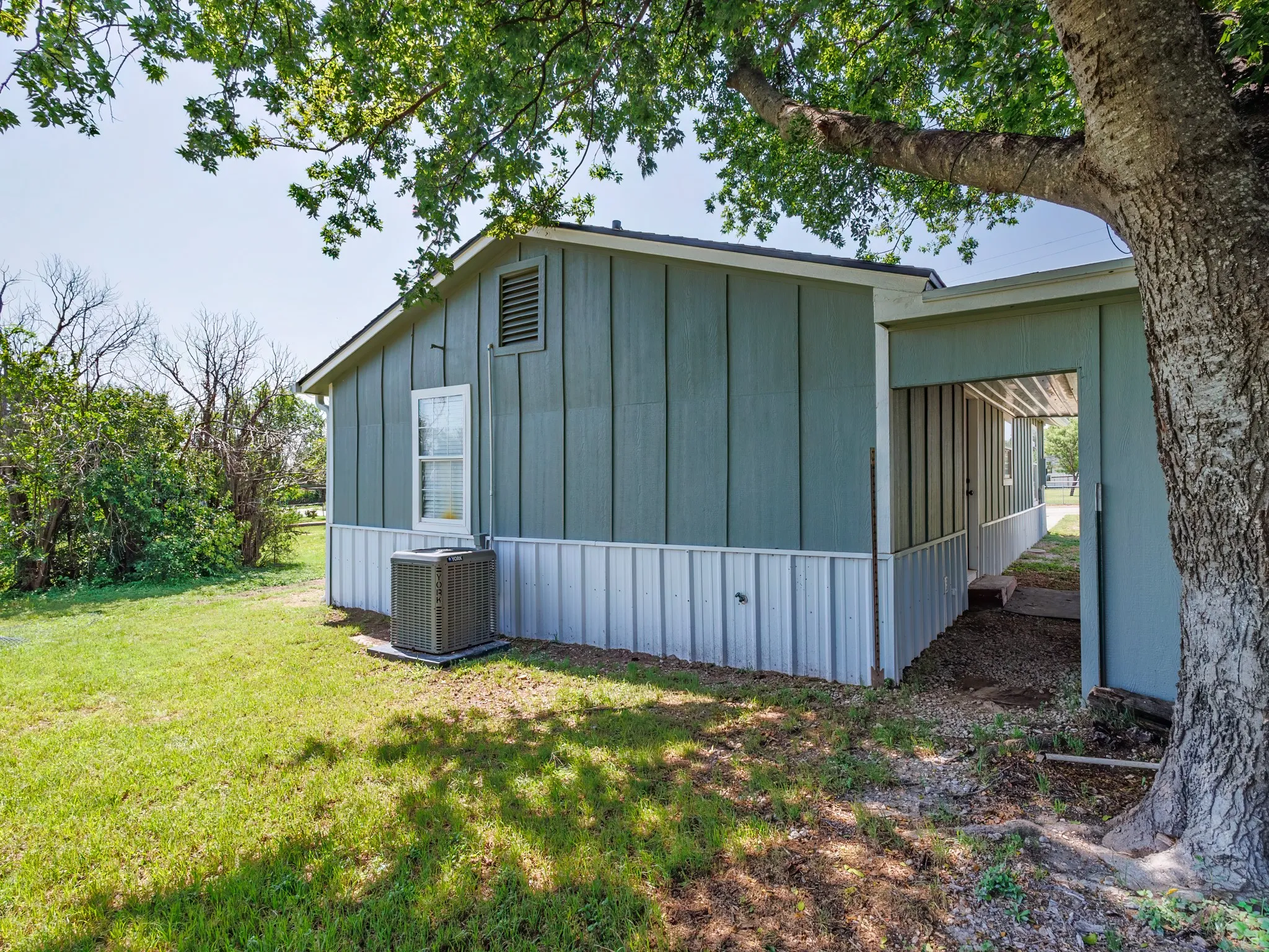 Single Family Residence For Sale in Coleman County , 904 W 1st Street, Coleman, Texas 76834, 3 Bedroom, 2 Bathroom, Garage spaces, 1,056 Sqft, built in 1950, mls#21338348, Real Estate Agent in Coleman, Homes For Sale in Coleman county, Homes For Sale in Coleman, Realtor in Coleman Texas, Real Estate Brokerage Independent Realty Texas, Luminita Cordes Realtor
