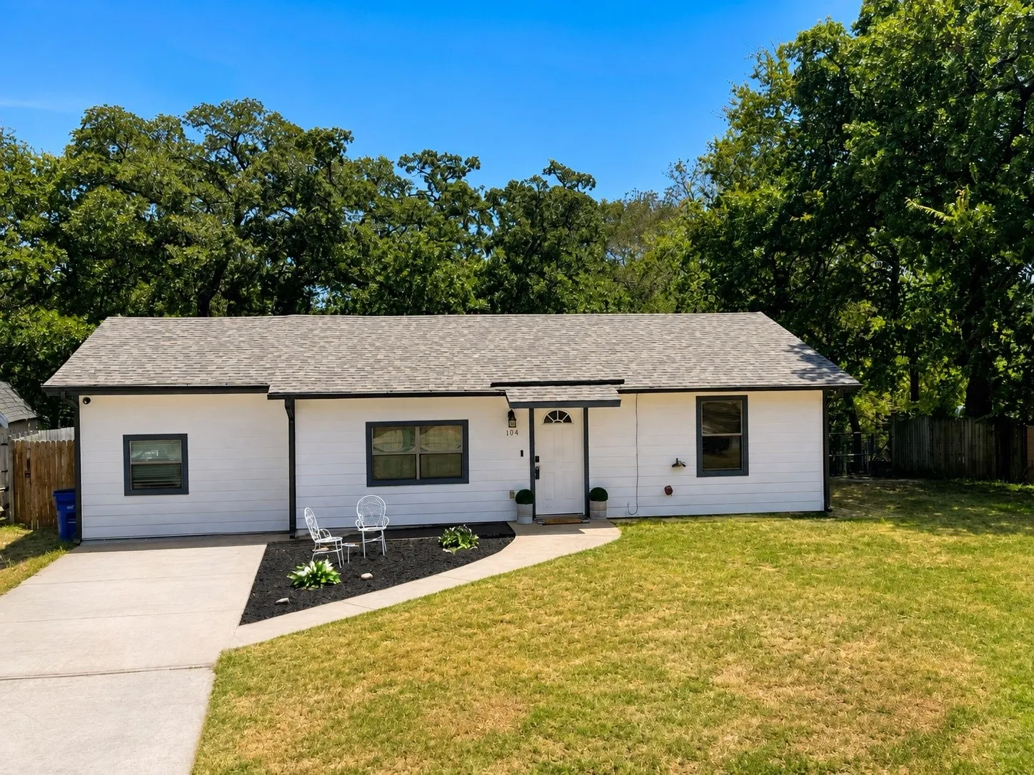 Single Family Residence For Sale in Tarrant County , 104 Lynn Drive, Azle, Texas 76020, 3 Bedroom, 2 Bathroom, Garage spaces, 1,376 Sqft, built in 1962, mls#21341199, Real Estate Agent in Azle, Homes For Sale in Tarrant county, Homes For Sale in Azle, Realtor in Azle Texas, Real Estate Brokerage Independent Realty Texas, Luminita Cordes Realtor