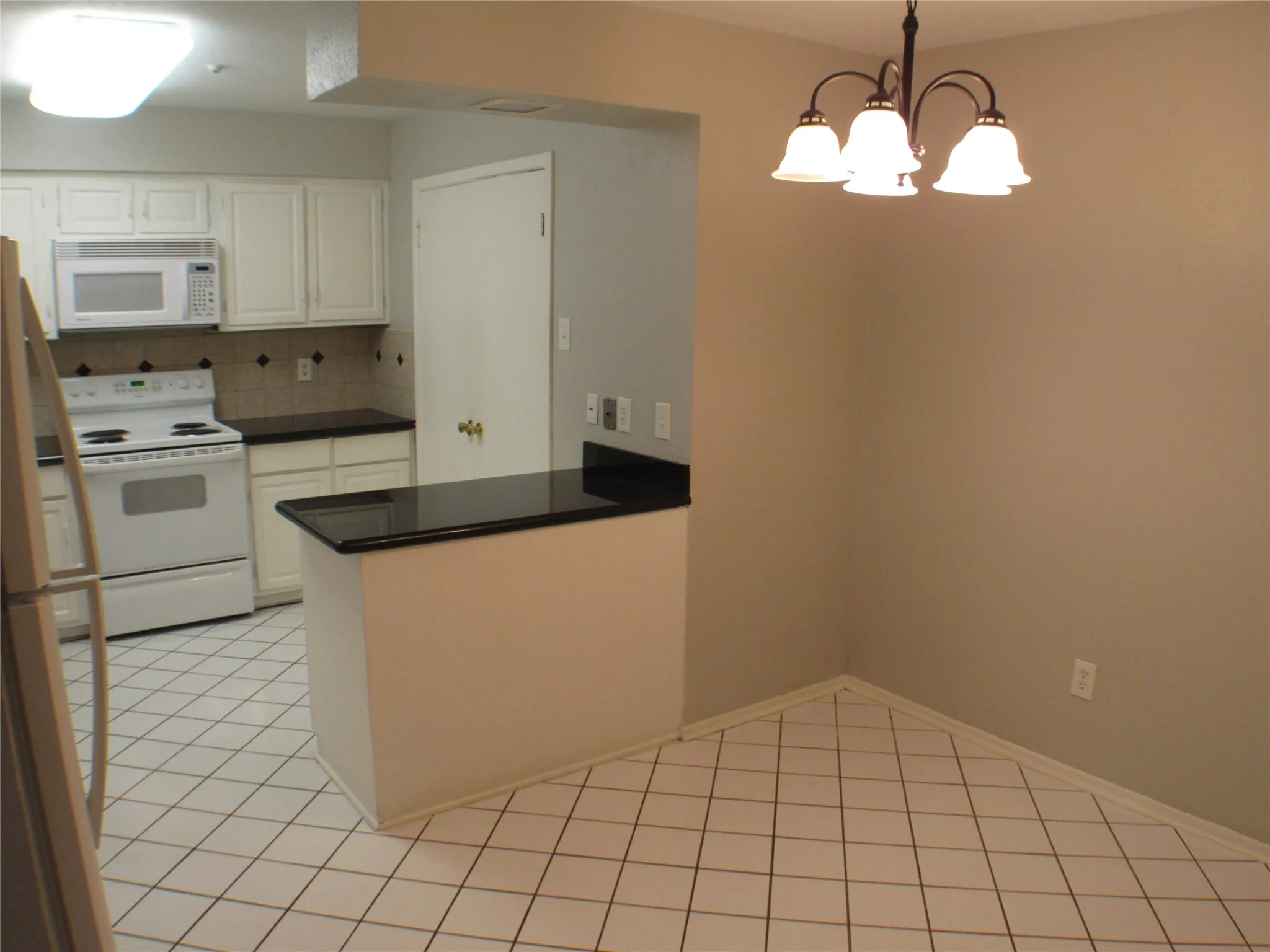 Duplex For Rent in Dallas County , 10406 Shadow Bend Drive, Dallas, Texas 75230, 3 Bedroom, 2 Bathroom, 2 Garage spaces, 1,618 Sqft, built in 1968, Price $2,600, mls#21342670, Real Estate Agent in Dallas, Homes For Rent in Dallas county, Homes For Rent in Dallas, Realtor in Dallas Texas, Real Estate Brokerage Independent Realty Texas, Luminita Cordes Realtor