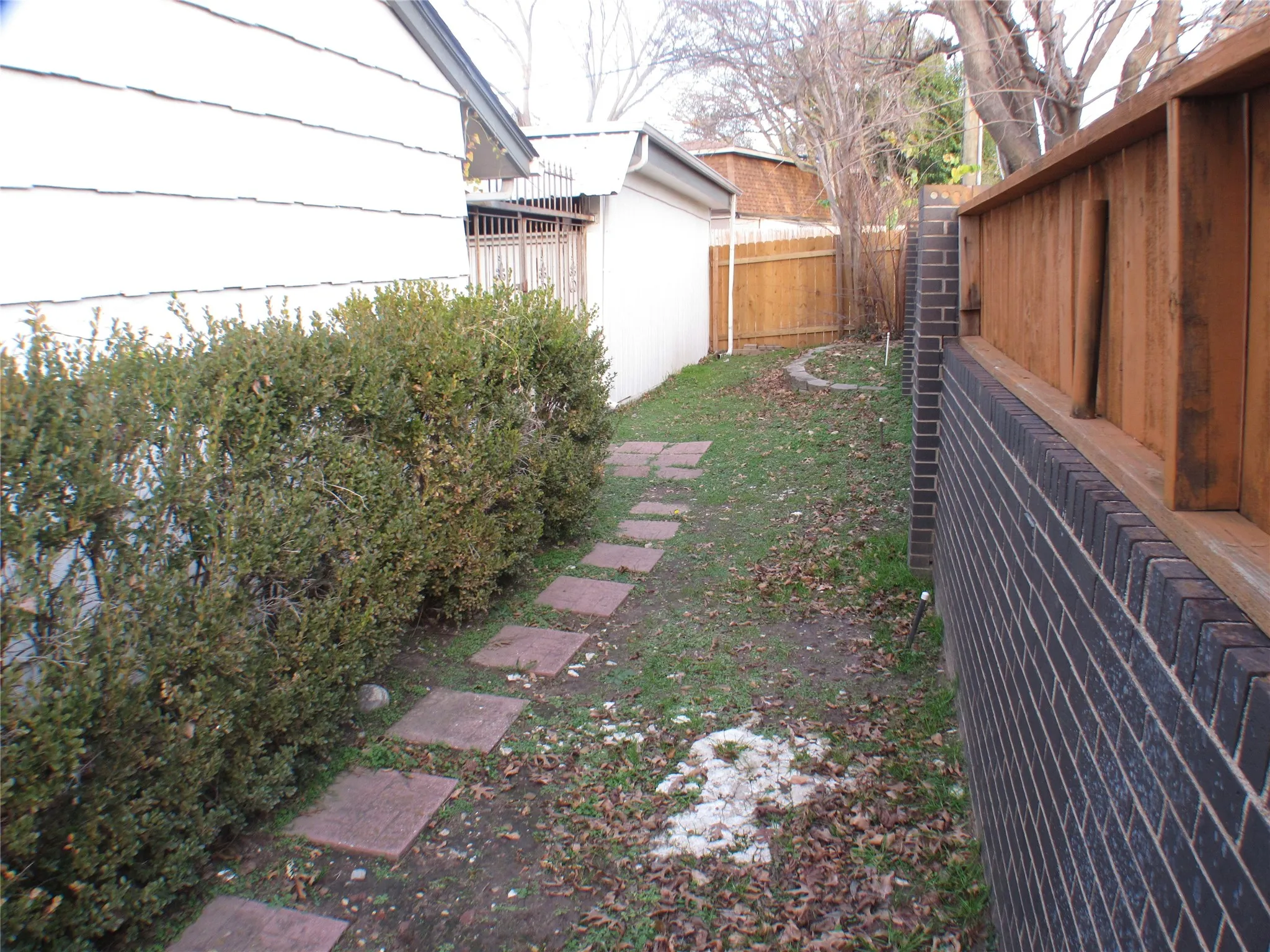 Duplex For Rent in Dallas County , 10406 Shadow Bend Drive, Dallas, Texas 75230, 3 Bedroom, 2 Bathroom, 2 Garage spaces, 1,618 Sqft, built in 1968, Price $2,600, mls#21342670, Real Estate Agent in Dallas, Homes For Rent in Dallas county, Homes For Rent in Dallas, Realtor in Dallas Texas, Real Estate Brokerage Independent Realty Texas, Luminita Cordes Realtor