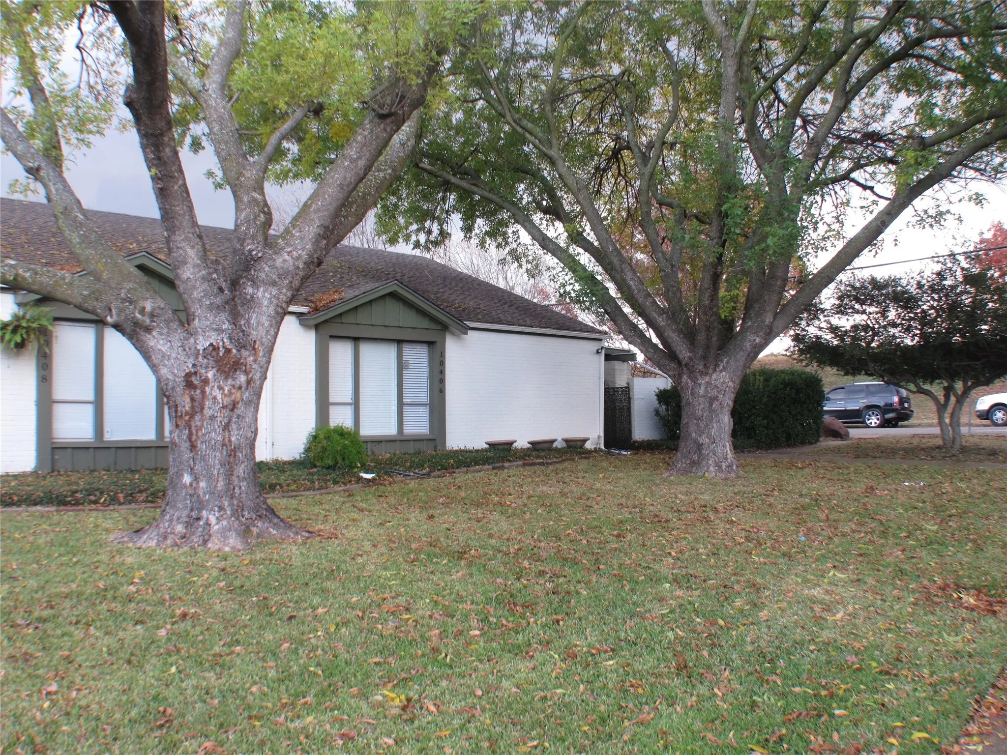 Duplex For Rent in Dallas County , 10406 Shadow Bend Drive, Dallas, Texas 75230, 3 Bedroom, 2 Bathroom, 2 Garage spaces, 1,618 Sqft, built in 1968, Price $2,600, mls#21342670, Real Estate Agent in Dallas, Homes For Rent in Dallas county, Homes For Rent in Dallas, Realtor in Dallas Texas, Real Estate Brokerage Independent Realty Texas, Luminita Cordes Realtor