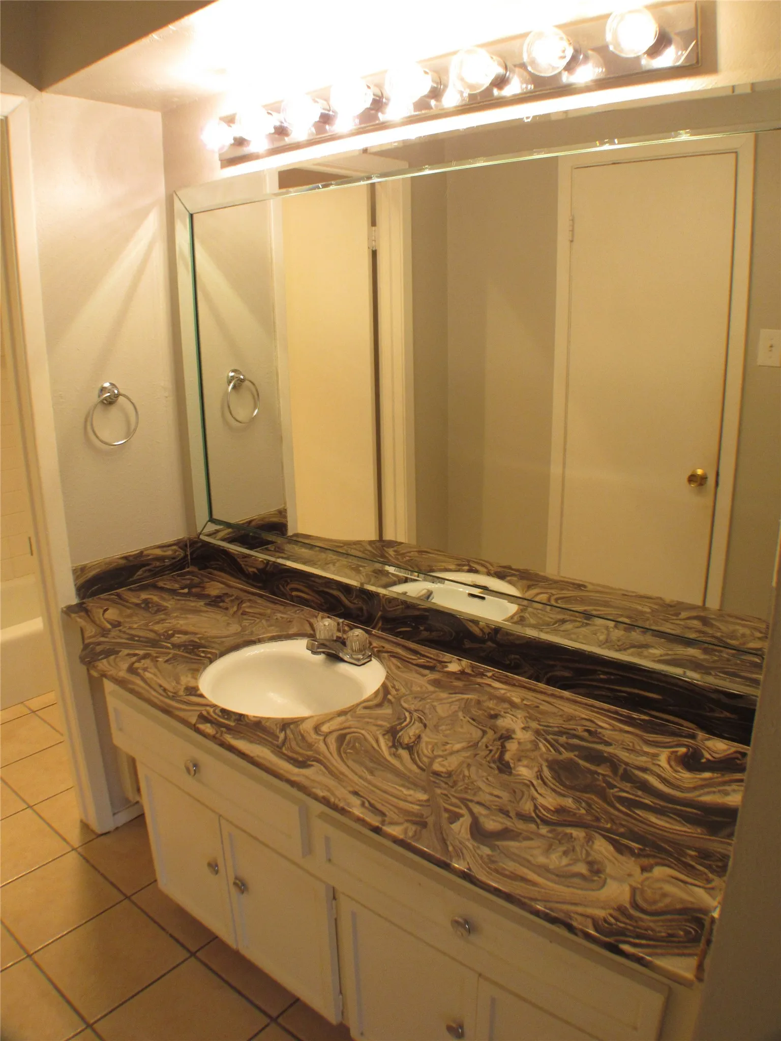 Duplex For Rent in Dallas County , 10406 Shadow Bend Drive, Dallas, Texas 75230, 3 Bedroom, 2 Bathroom, 2 Garage spaces, 1,618 Sqft, built in 1968, Price $2,600, mls#21342670, Real Estate Agent in Dallas, Homes For Rent in Dallas county, Homes For Rent in Dallas, Realtor in Dallas Texas, Real Estate Brokerage Independent Realty Texas, Luminita Cordes Realtor