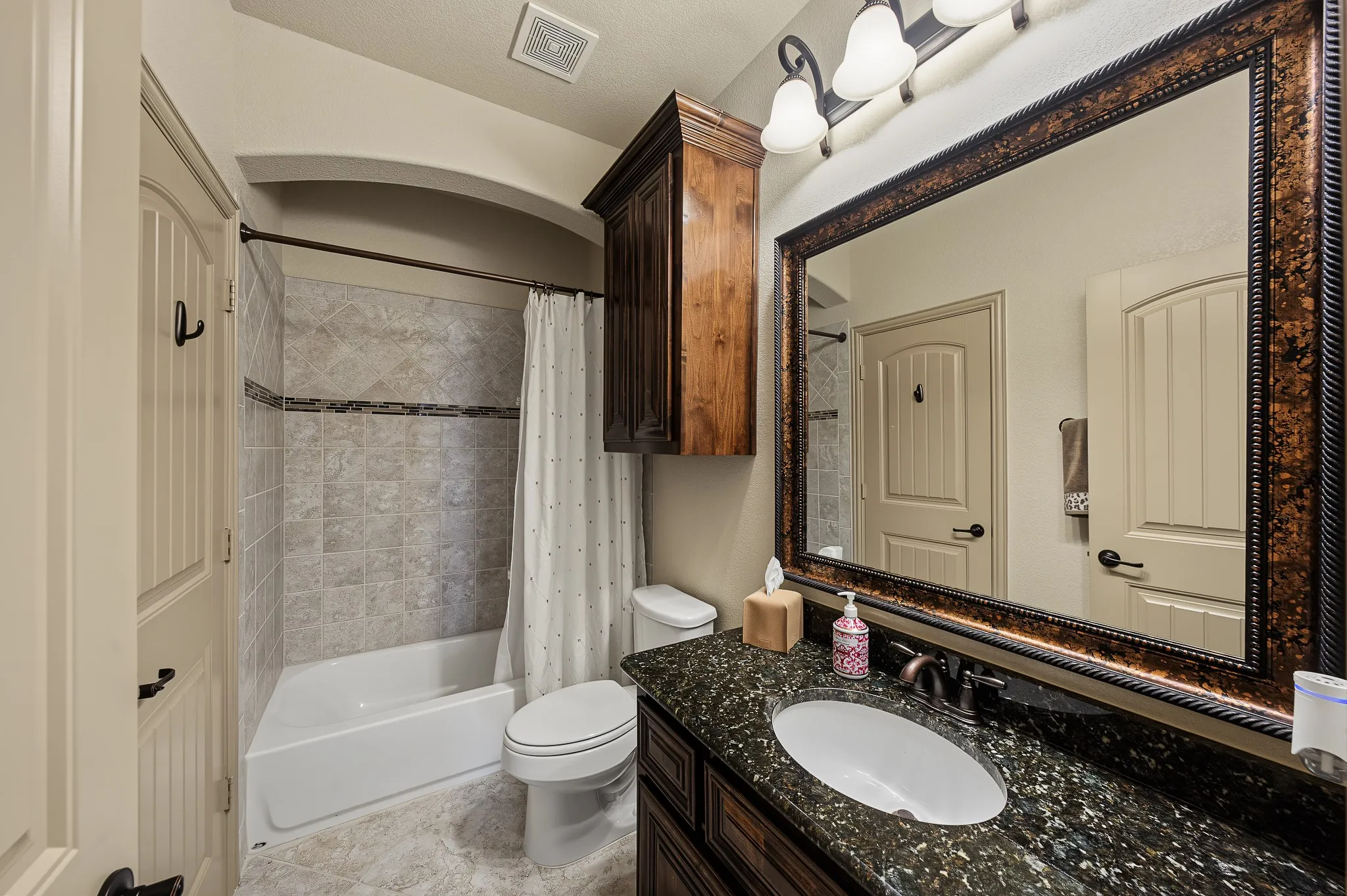 Full secondary bathroom upstairs