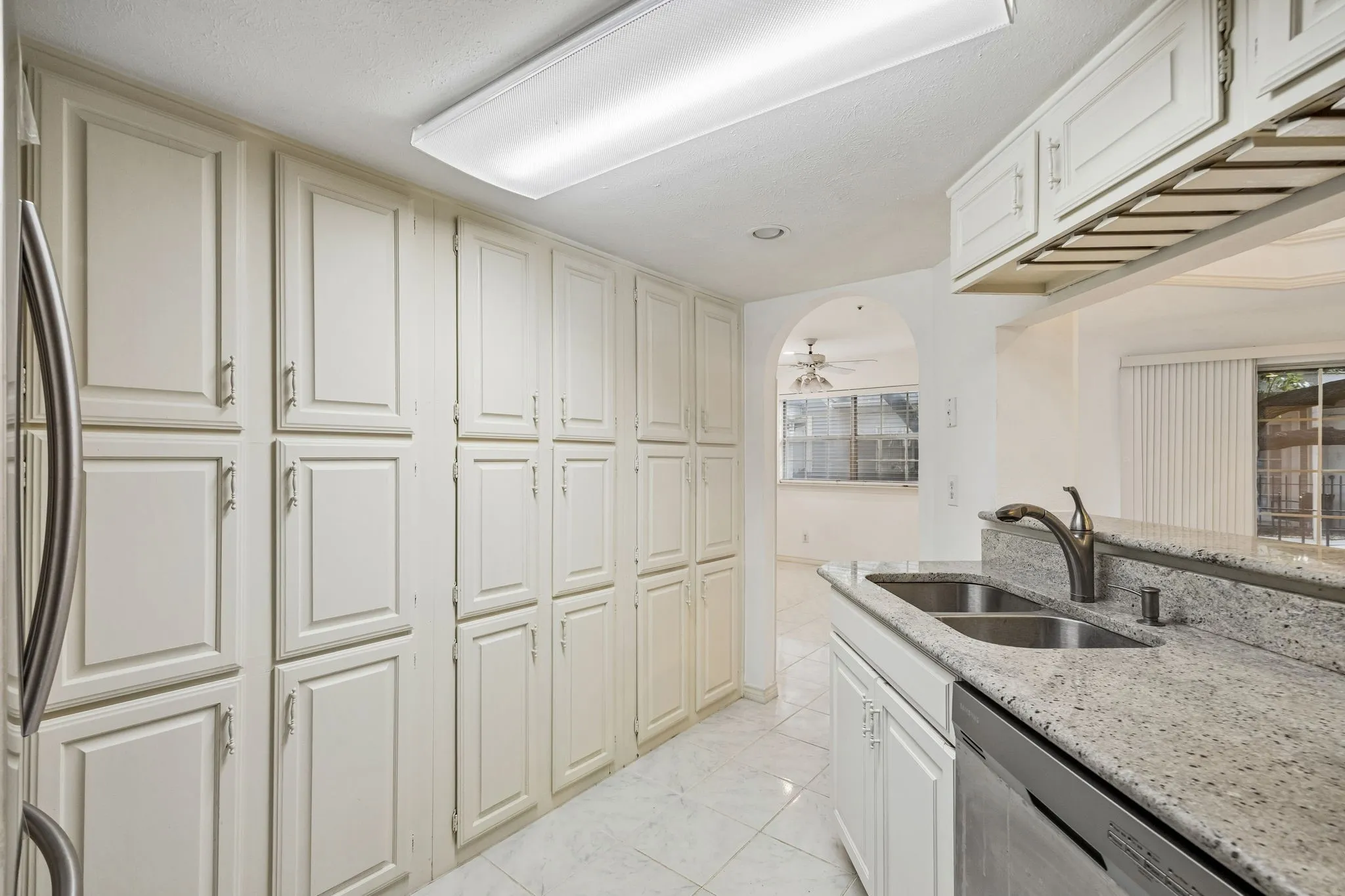 Condominium For Sale in Dallas County , 3033 San Jacinto Street 328, Dallas, Texas 75204, 2 Bedroom, 2 Bathroom, 2 Garage spaces, 1,042 Sqft, built in 1984, mls#21338211, Real Estate Agent in Dallas, Homes For Sale in Dallas county, Homes For Sale in Dallas, Realtor in Dallas Texas, Real Estate Brokerage Independent Realty Texas, Luminita Cordes Realtor