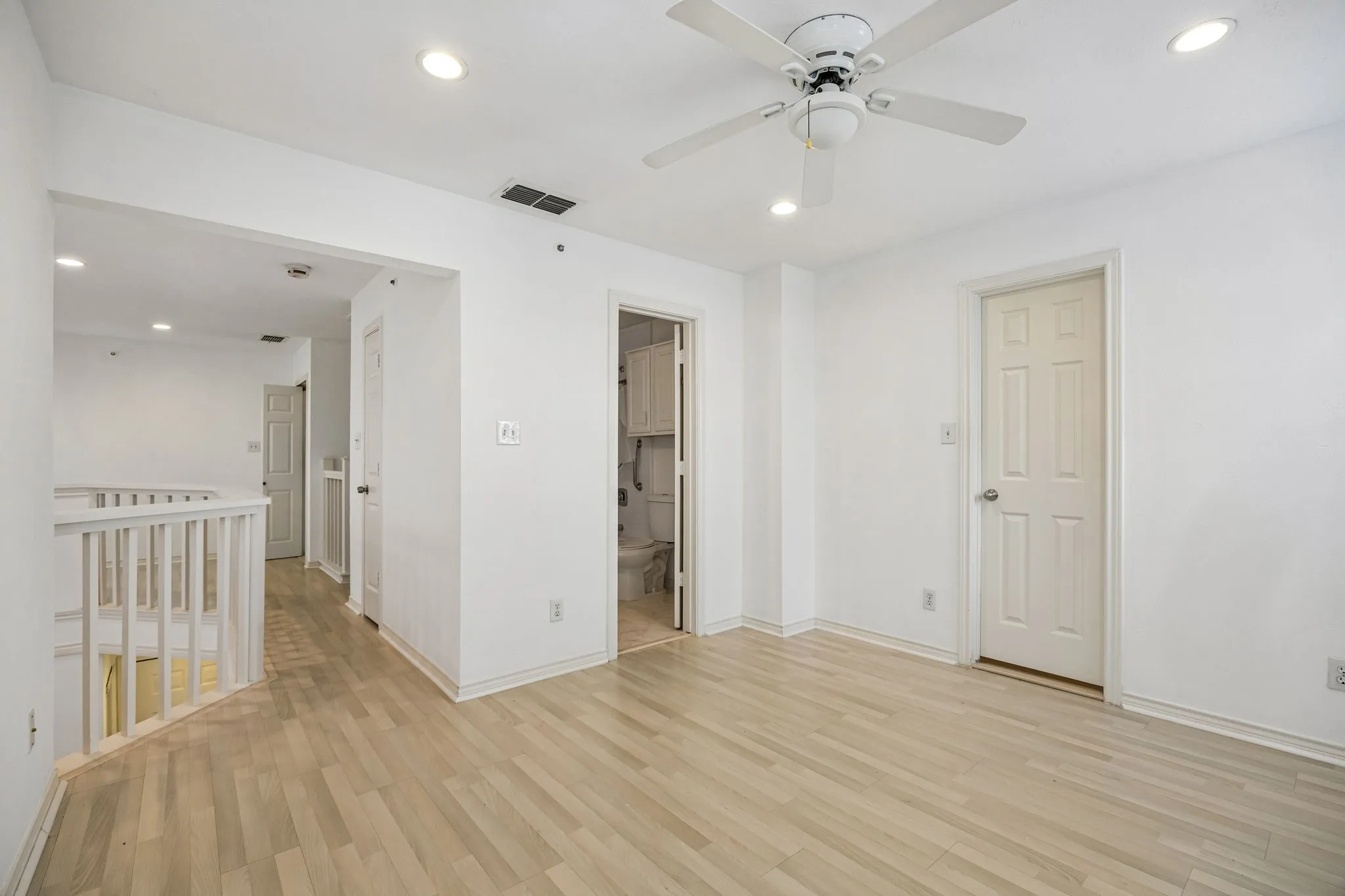 Condominium For Sale in Dallas County , 3033 San Jacinto Street 328, Dallas, Texas 75204, 2 Bedroom, 2 Bathroom, 2 Garage spaces, 1,042 Sqft, built in 1984, mls#21338211, Real Estate Agent in Dallas, Homes For Sale in Dallas county, Homes For Sale in Dallas, Realtor in Dallas Texas, Real Estate Brokerage Independent Realty Texas, Luminita Cordes Realtor
