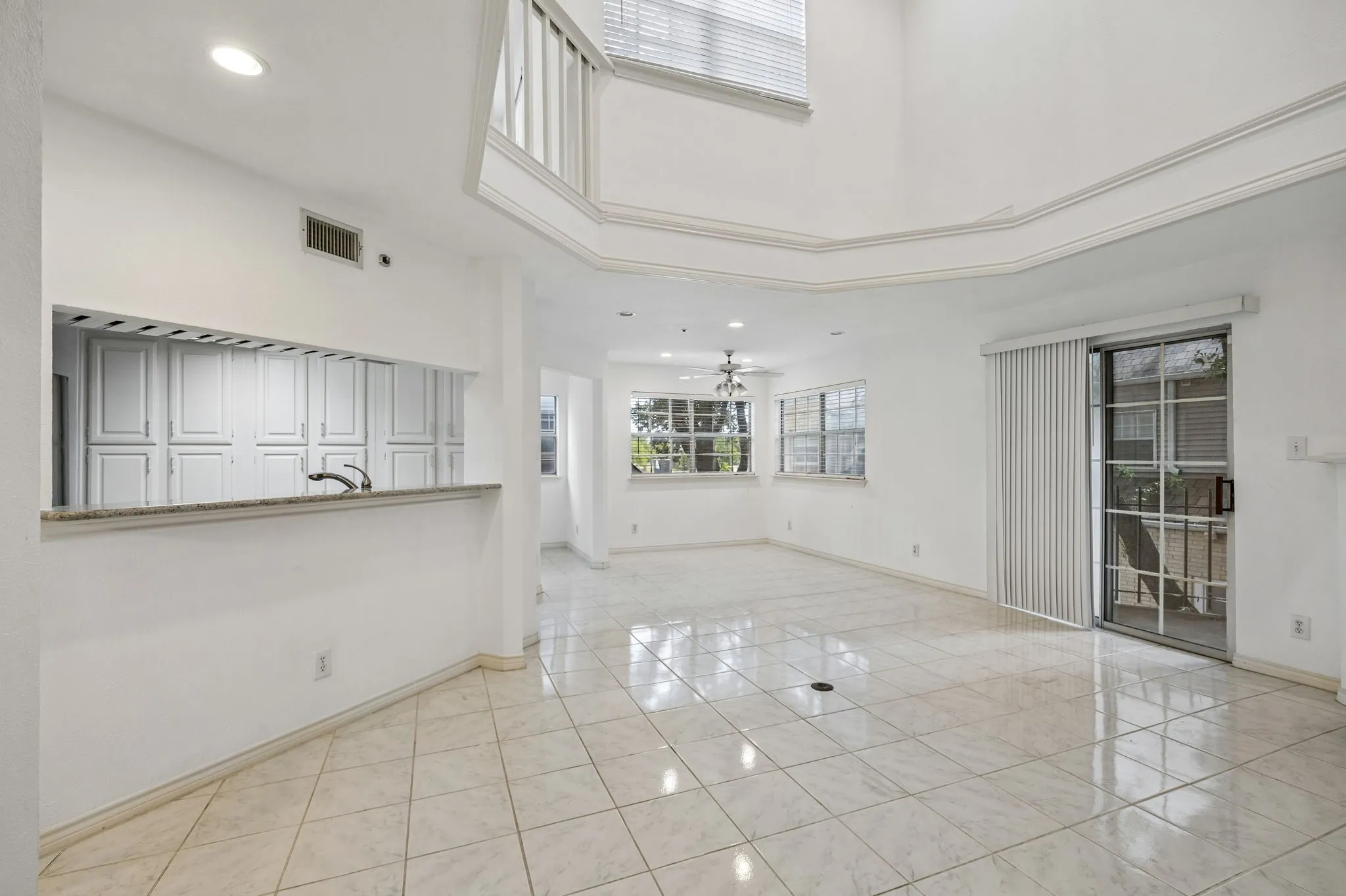 Condominium For Sale in Dallas County , 3033 San Jacinto Street 328, Dallas, Texas 75204, 2 Bedroom, 2 Bathroom, 2 Garage spaces, 1,042 Sqft, built in 1984, mls#21338211, Real Estate Agent in Dallas, Homes For Sale in Dallas county, Homes For Sale in Dallas, Realtor in Dallas Texas, Real Estate Brokerage Independent Realty Texas, Luminita Cordes Realtor