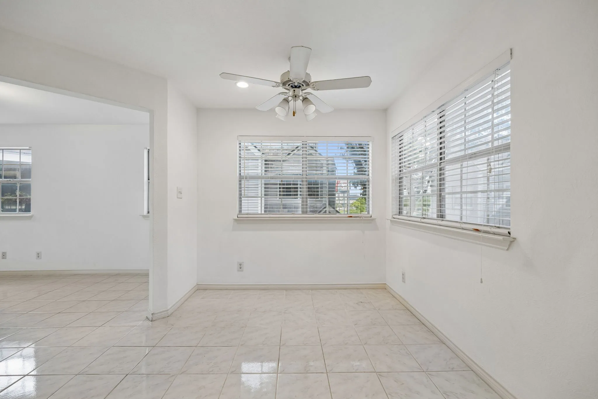 Condominium For Sale in Dallas County , 3033 San Jacinto Street 328, Dallas, Texas 75204, 2 Bedroom, 2 Bathroom, 2 Garage spaces, 1,042 Sqft, built in 1984, mls#21338211, Real Estate Agent in Dallas, Homes For Sale in Dallas county, Homes For Sale in Dallas, Realtor in Dallas Texas, Real Estate Brokerage Independent Realty Texas, Luminita Cordes Realtor