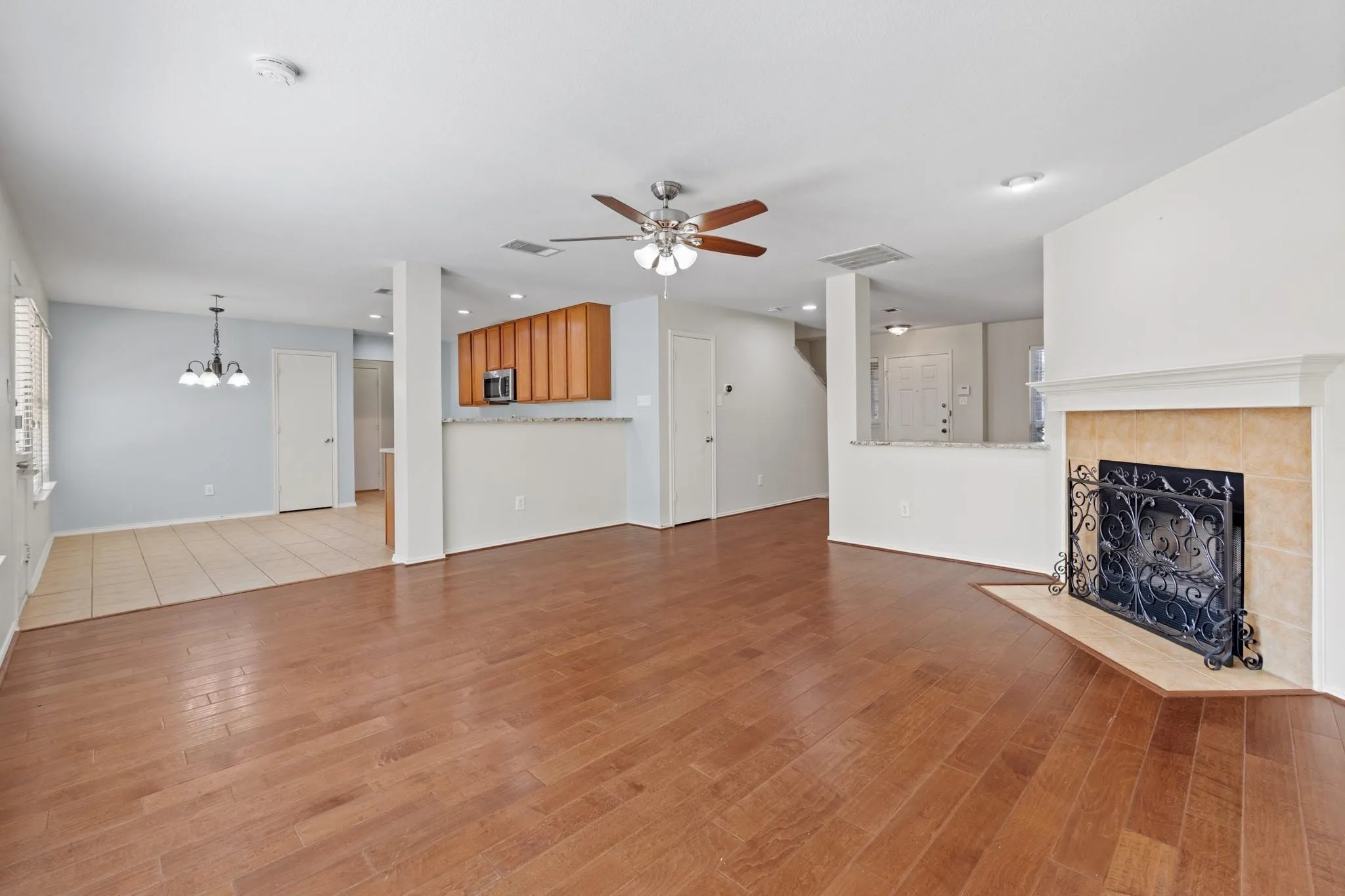 Single Family Residence For Rent in Denton County , 1138 Shearwater Avenue, Aubrey, Texas 76227, 3 Bedroom, 3 Bathroom, 2 Garage spaces, 2,050 Sqft, built in 2005, mls#21342689, Real Estate Agent in Aubrey, Homes For Rent in Denton county, Homes For Rent in Aubrey, Realtor in Aubrey Texas, Real Estate Brokerage Independent Realty Texas, Luminita Cordes Realtor