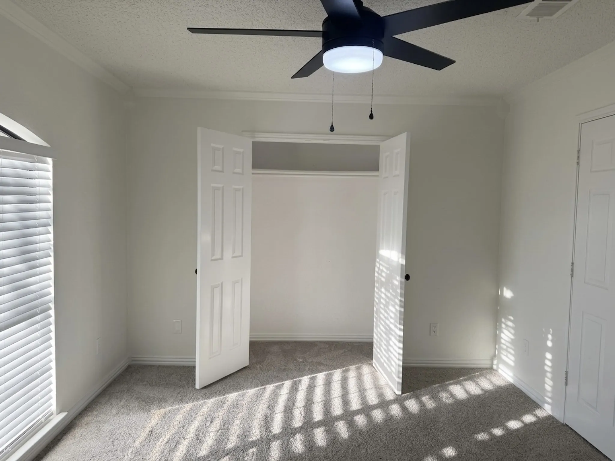 Single Family Residence For Sale in Tarrant County , 124 Brushy Mound Road, Burleson, Texas 76028, 3 Bedroom, 2 Bathroom, 2 Garage spaces, 1,840 Sqft, built in 1986, mls#21339705, Real Estate Agent in Burleson, Homes For Sale in Tarrant county, Homes For Sale in Burleson, Realtor in Burleson Texas, Real Estate Brokerage Independent Realty Texas, Luminita Cordes Realtor