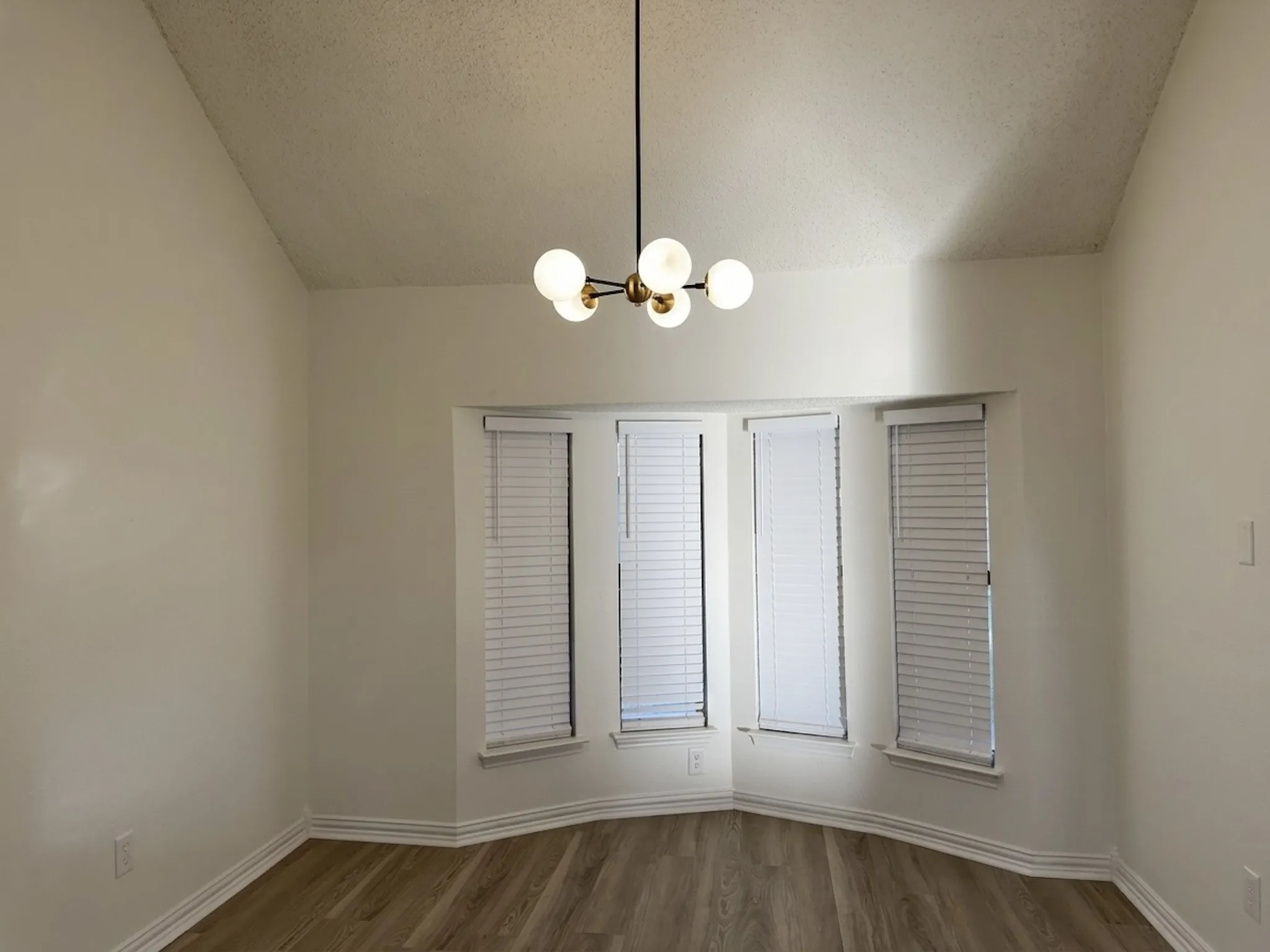 Single Family Residence For Sale in Tarrant County , 124 Brushy Mound Road, Burleson, Texas 76028, 3 Bedroom, 2 Bathroom, 2 Garage spaces, 1,840 Sqft, built in 1986, mls#21339705, Real Estate Agent in Burleson, Homes For Sale in Tarrant county, Homes For Sale in Burleson, Realtor in Burleson Texas, Real Estate Brokerage Independent Realty Texas, Luminita Cordes Realtor