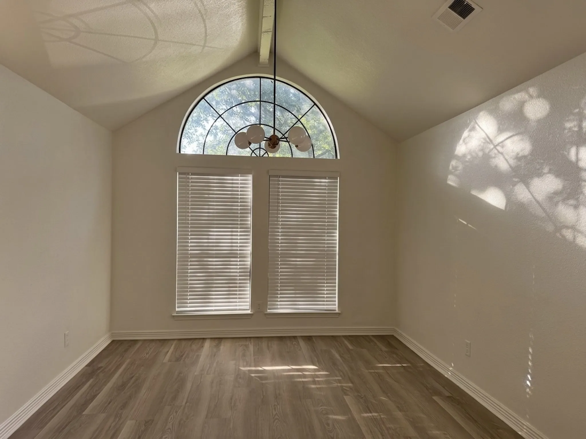 Single Family Residence For Sale in Tarrant County , 124 Brushy Mound Road, Burleson, Texas 76028, 3 Bedroom, 2 Bathroom, 2 Garage spaces, 1,840 Sqft, built in 1986, mls#21339705, Real Estate Agent in Burleson, Homes For Sale in Tarrant county, Homes For Sale in Burleson, Realtor in Burleson Texas, Real Estate Brokerage Independent Realty Texas, Luminita Cordes Realtor