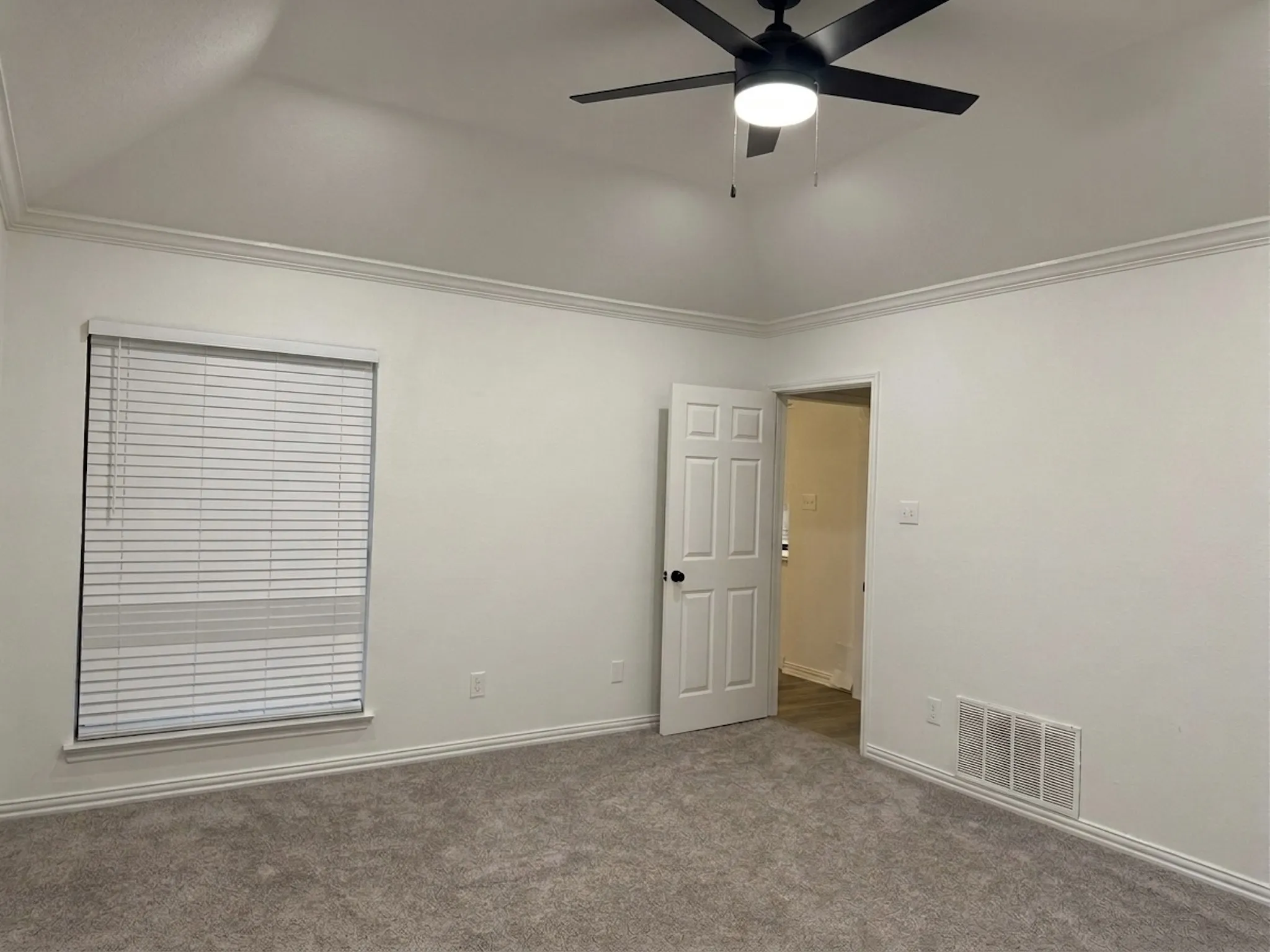 Single Family Residence For Sale in Tarrant County , 124 Brushy Mound Road, Burleson, Texas 76028, 3 Bedroom, 2 Bathroom, 2 Garage spaces, 1,840 Sqft, built in 1986, mls#21339705, Real Estate Agent in Burleson, Homes For Sale in Tarrant county, Homes For Sale in Burleson, Realtor in Burleson Texas, Real Estate Brokerage Independent Realty Texas, Luminita Cordes Realtor