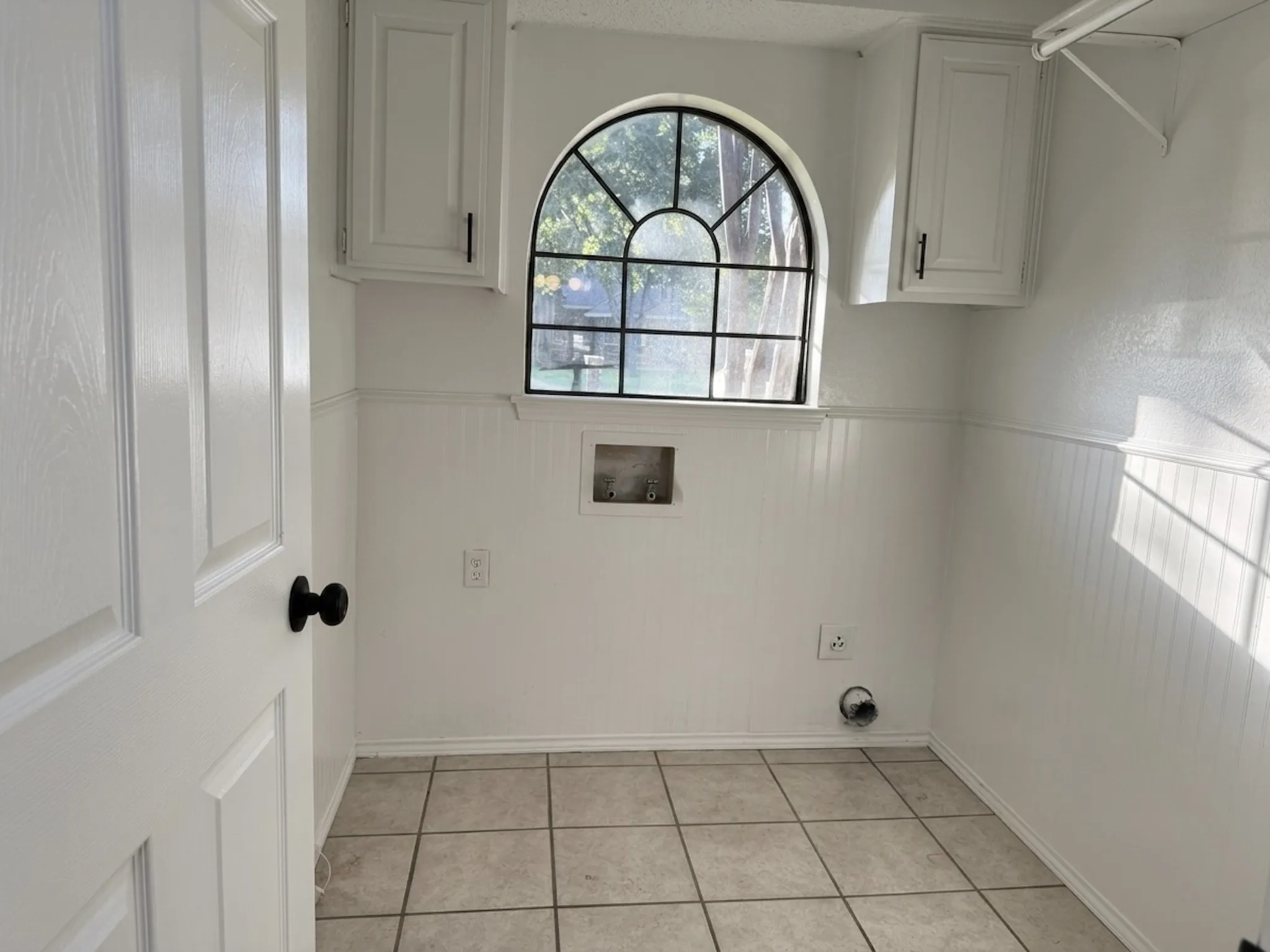 Single Family Residence For Sale in Tarrant County , 124 Brushy Mound Road, Burleson, Texas 76028, 3 Bedroom, 2 Bathroom, 2 Garage spaces, 1,840 Sqft, built in 1986, mls#21339705, Real Estate Agent in Burleson, Homes For Sale in Tarrant county, Homes For Sale in Burleson, Realtor in Burleson Texas, Real Estate Brokerage Independent Realty Texas, Luminita Cordes Realtor