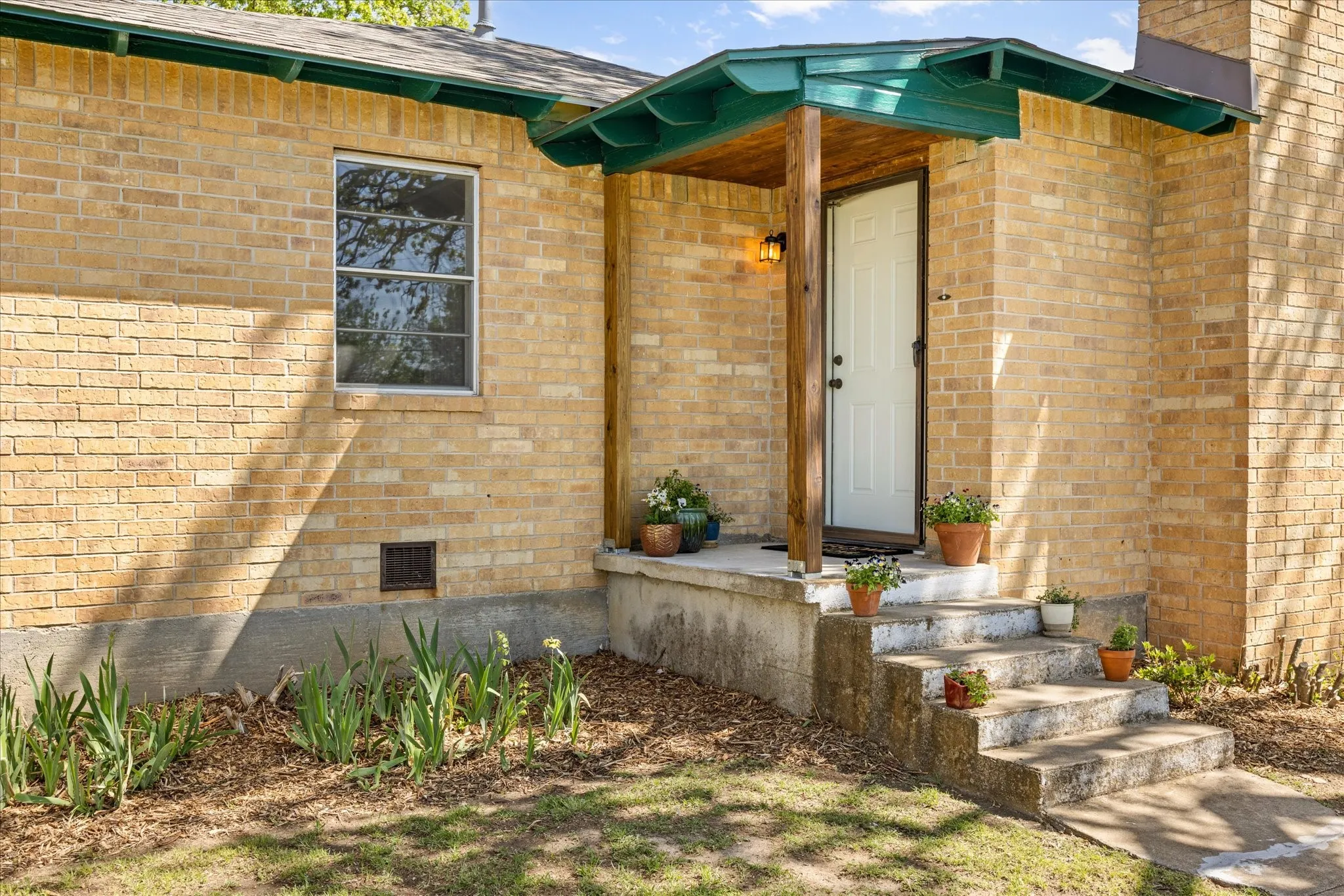 Single Family Residence For Rent in Parker County , 201 E 3rd Street, Weatherford, Texas 76086, 3 Bedrooms, 2 Bathrooms, Garage spaces, 1,233 Sqft, built in 0, Price $2,200, mls#21342697, Real Estate Agent in Weatherford, Homes For Rent in Parker county, Homes For Rent in Weatherford, Realtor in Weatherford Texas, Real Estate Brokerage Independent Realty Texas, Luminita Cordes Realtor