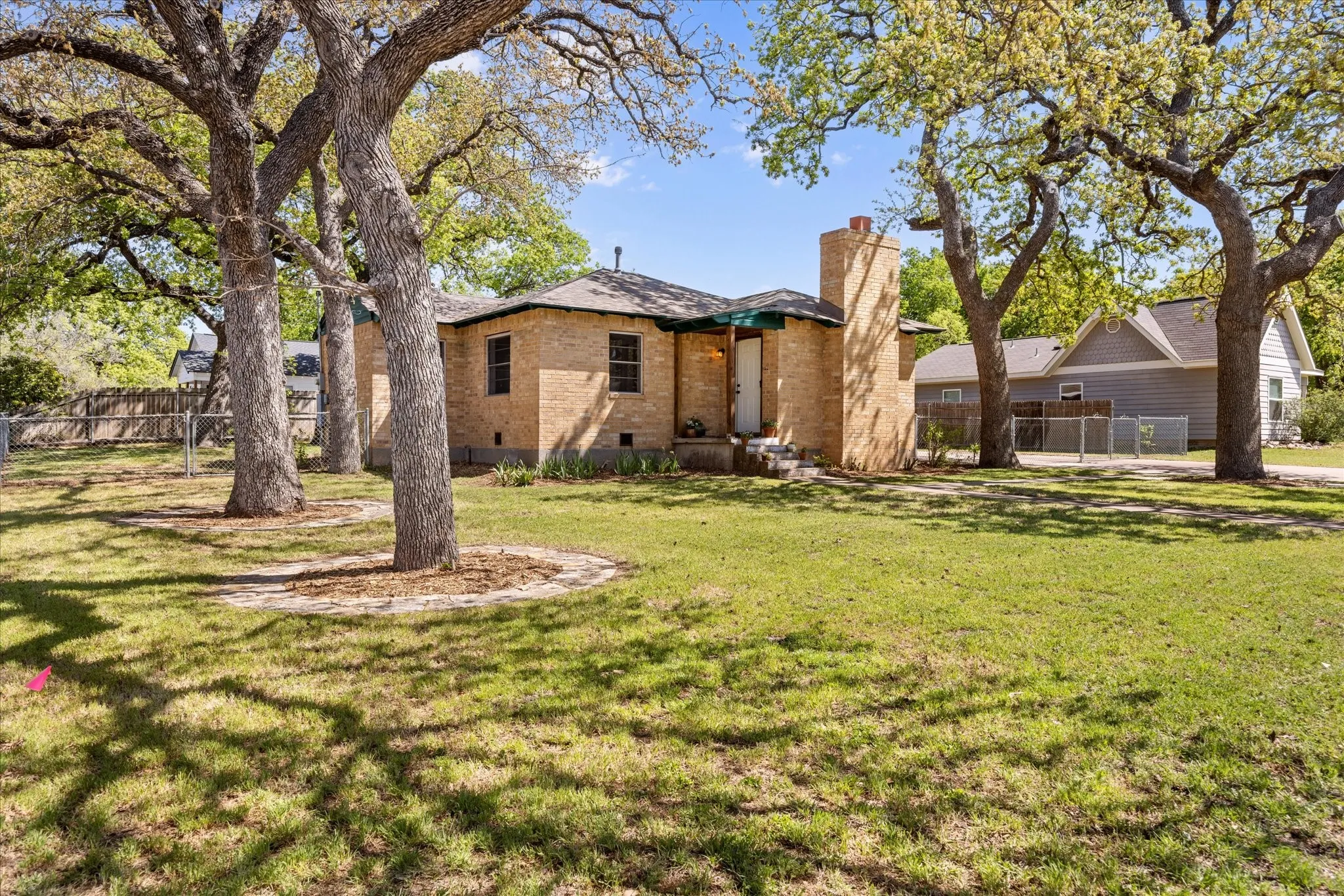 Single Family Residence For Rent in Parker County , 201 E 3rd Street, Weatherford, Texas 76086, 3 Bedrooms, 2 Bathrooms, Garage spaces, 1,233 Sqft, built in 0, Price $2,200, mls#21342697, Real Estate Agent in Weatherford, Homes For Rent in Parker county, Homes For Rent in Weatherford, Realtor in Weatherford Texas, Real Estate Brokerage Independent Realty Texas, Luminita Cordes Realtor