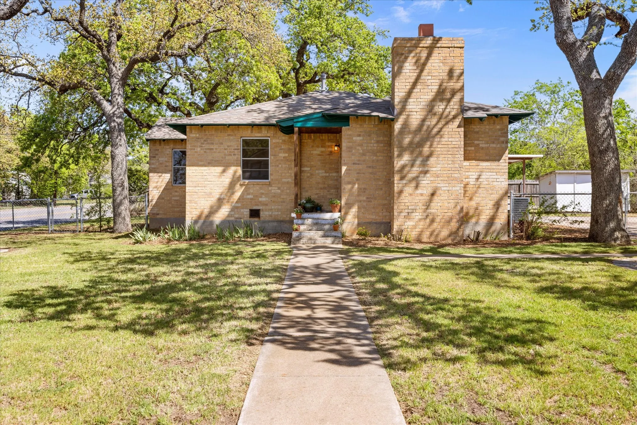 Single Family Residence For Rent in Parker County , 201 E 3rd Street, Weatherford, Texas 76086, 3 Bedrooms, 2 Bathrooms, Garage spaces, 1,233 Sqft, built in 0, Price $2,200, mls#21342697, Real Estate Agent in Weatherford, Homes For Rent in Parker county, Homes For Rent in Weatherford, Realtor in Weatherford Texas, Real Estate Brokerage Independent Realty Texas, Luminita Cordes Realtor