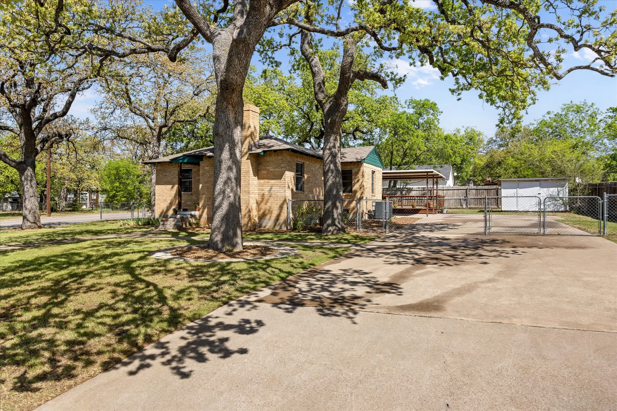 Single Family Residence For Rent in Parker County , 201 E 3rd Street, Weatherford, Texas 76086, 3 Bedrooms, 2 Bathrooms, Garage spaces, 1,233 Sqft, built in 0, Price $2,200, mls#21342697, Real Estate Agent in Weatherford, Homes For Rent in Parker county, Homes For Rent in Weatherford, Realtor in Weatherford Texas, Real Estate Brokerage Independent Realty Texas, Luminita Cordes Realtor