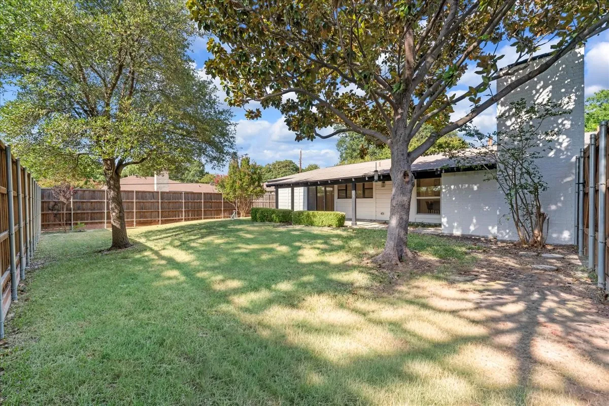 Single Family Residence For Sale in Dallas County , 6631 Hunters Ridge Drive, Dallas, Texas 75248, 3 Bedroom, 2 Bathroom, 2 Garage spaces, 2,012 Sqft, built in 1971, mls#21342263, Real Estate Agent in Dallas, Homes For Sale in Dallas county, Homes For Sale in Dallas, Realtor in Dallas Texas, Real Estate Brokerage Independent Realty Texas, Luminita Cordes Realtor