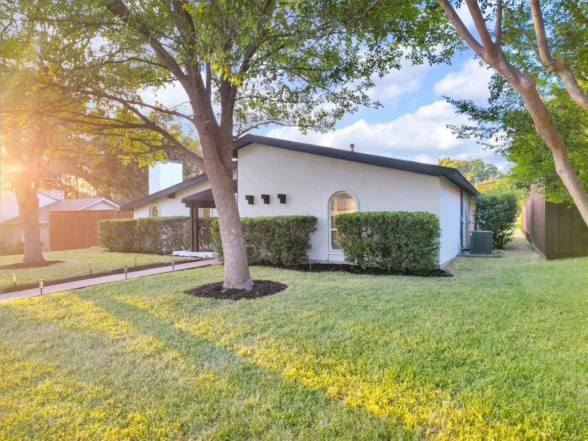 Single Family Residence For Sale in Dallas County , 6631 Hunters Ridge Drive, Dallas, Texas 75248, 3 Bedroom, 2 Bathroom, 2 Garage spaces, 2,012 Sqft, built in 1971, mls#21342263, Real Estate Agent in Dallas, Homes For Sale in Dallas county, Homes For Sale in Dallas, Realtor in Dallas Texas, Real Estate Brokerage Independent Realty Texas, Luminita Cordes Realtor