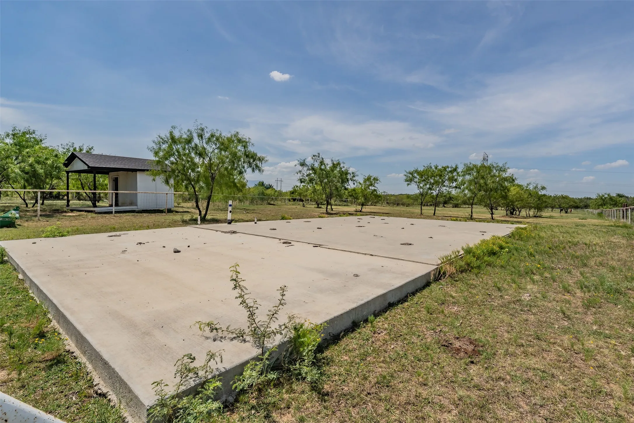 Single Family Residence For Sale in Johnson County , 616 County Road 903, Cleburne, Texas 76033, 5 Bedroom, 6 Bathroom, 2 Garage spaces, 3,200 Sqft, built in 2020, mls#21342728, Real Estate Agent in Cleburne, Homes For Sale in Johnson county, Homes For Sale in Cleburne, Realtor in Cleburne Texas, Real Estate Brokerage Independent Realty Texas, Luminita Cordes Realtor