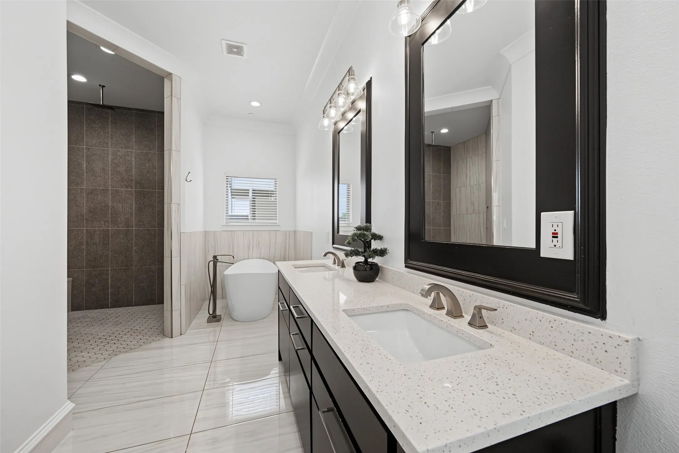 Single Family Residence For Sale in Johnson County , 616 County Road 903, Cleburne, Texas 76033, 5 Bedroom, 6 Bathroom, 2 Garage spaces, 3,200 Sqft, built in 2020, mls#21342728, Real Estate Agent in Cleburne, Homes For Sale in Johnson county, Homes For Sale in Cleburne, Realtor in Cleburne Texas, Real Estate Brokerage Independent Realty Texas, Luminita Cordes Realtor