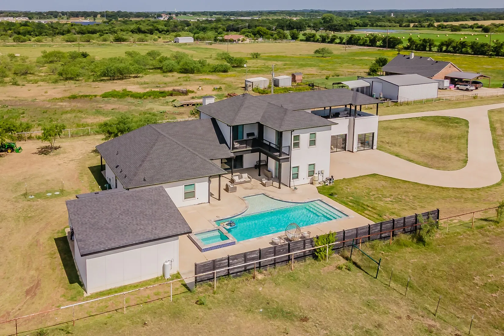 Single Family Residence For Sale in Johnson County , 616 County Road 903, Cleburne, Texas 76033, 5 Bedroom, 6 Bathroom, 2 Garage spaces, 3,200 Sqft, built in 2020, mls#21342728, Real Estate Agent in Cleburne, Homes For Sale in Johnson county, Homes For Sale in Cleburne, Realtor in Cleburne Texas, Real Estate Brokerage Independent Realty Texas, Luminita Cordes Realtor