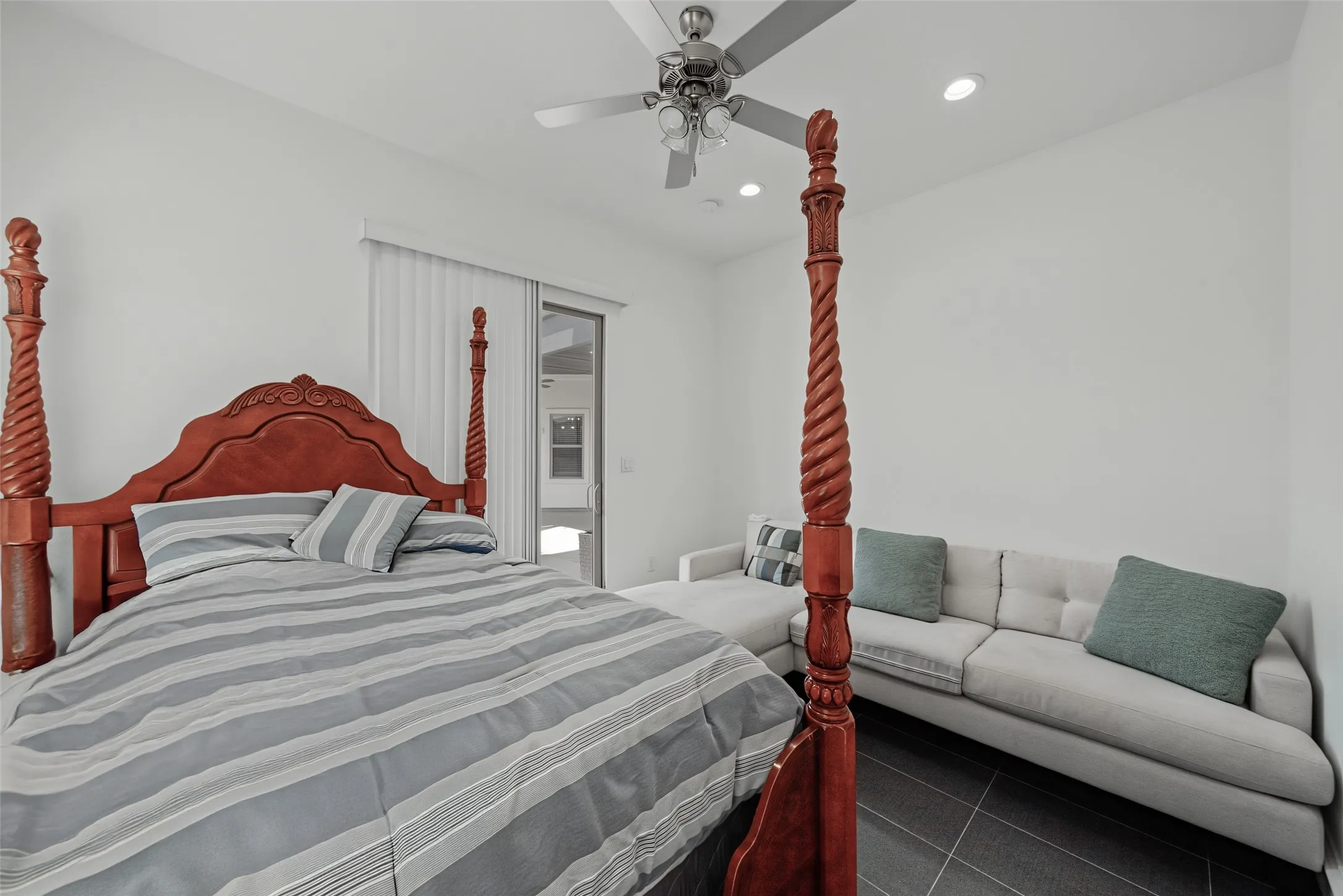 Single Family Residence For Sale in Johnson County , 616 County Road 903, Cleburne, Texas 76033, 5 Bedroom, 6 Bathroom, 2 Garage spaces, 3,200 Sqft, built in 2020, mls#21342728, Real Estate Agent in Cleburne, Homes For Sale in Johnson county, Homes For Sale in Cleburne, Realtor in Cleburne Texas, Real Estate Brokerage Independent Realty Texas, Luminita Cordes Realtor