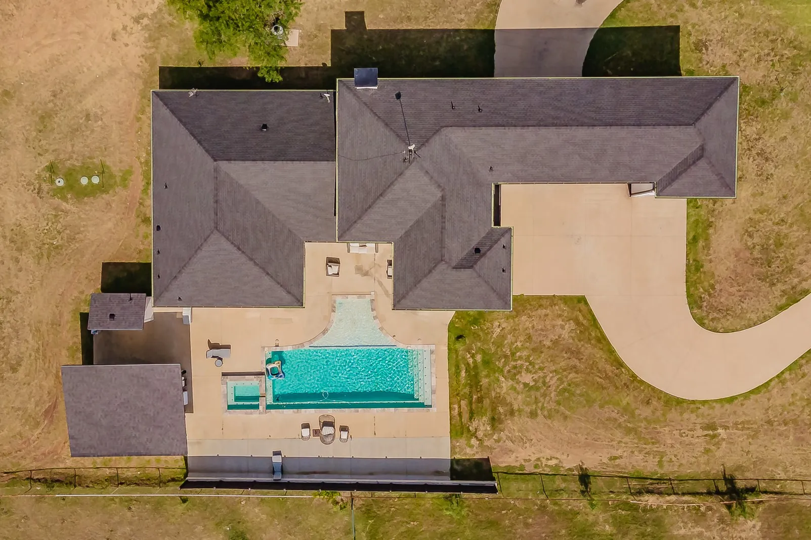 Single Family Residence For Sale in Johnson County , 616 County Road 903, Cleburne, Texas 76033, 5 Bedroom, 6 Bathroom, 2 Garage spaces, 3,200 Sqft, built in 2020, mls#21342728, Real Estate Agent in Cleburne, Homes For Sale in Johnson county, Homes For Sale in Cleburne, Realtor in Cleburne Texas, Real Estate Brokerage Independent Realty Texas, Luminita Cordes Realtor