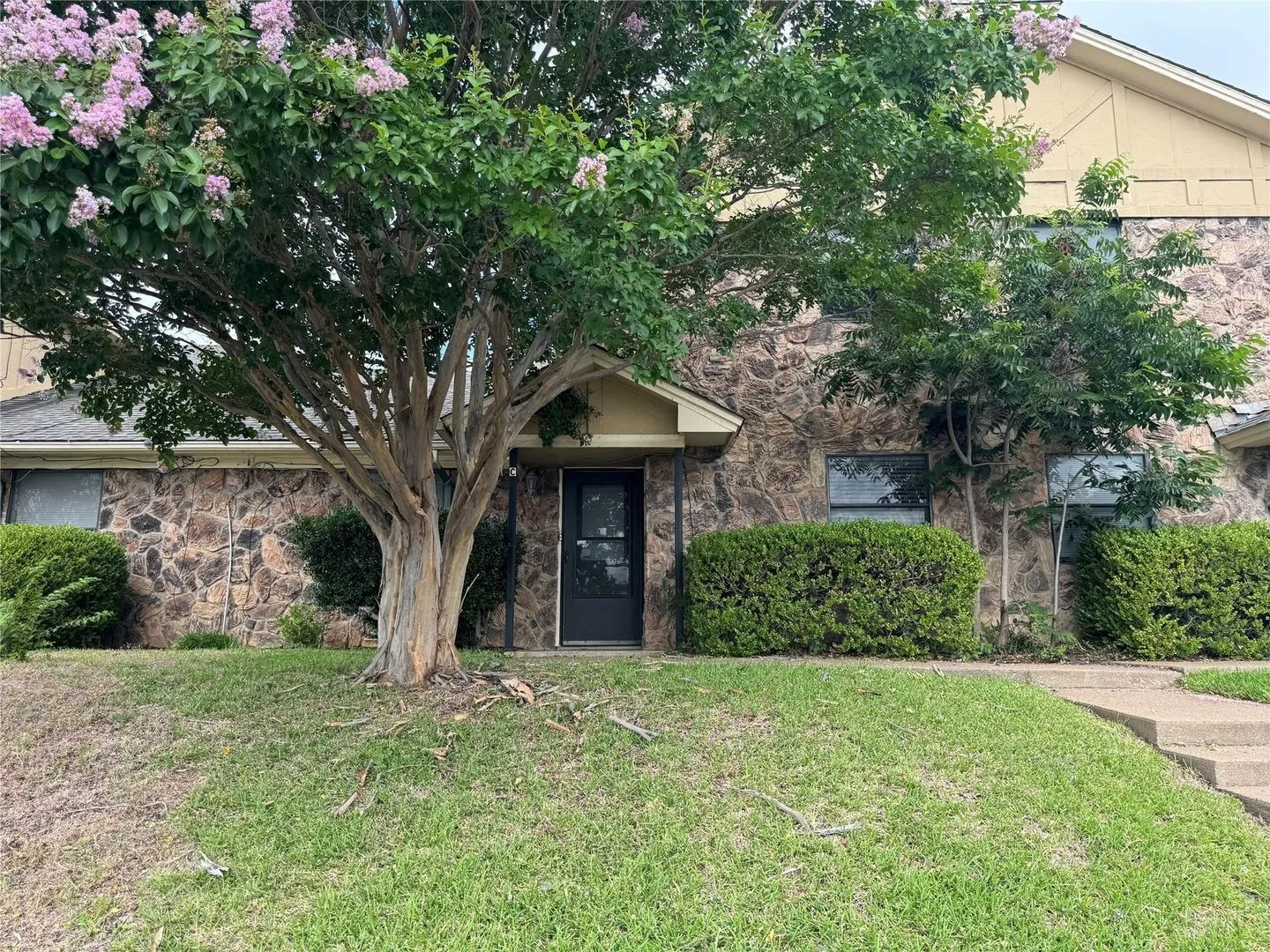 Triplex For Rent in Tarrant County , 2721 Hurstview Drive D, Hurst, Texas 76054, 3 Bedrooms, 2 Bathrooms, Garage spaces, 5,228 Sqft, built in 1980, Price $1,800, mls#21342580, Real Estate Agent in Hurst, Homes For Rent in Tarrant county, Homes For Rent in Hurst, Realtor in Hurst Texas, Real Estate Brokerage Independent Realty Texas, Luminita Cordes Realtor