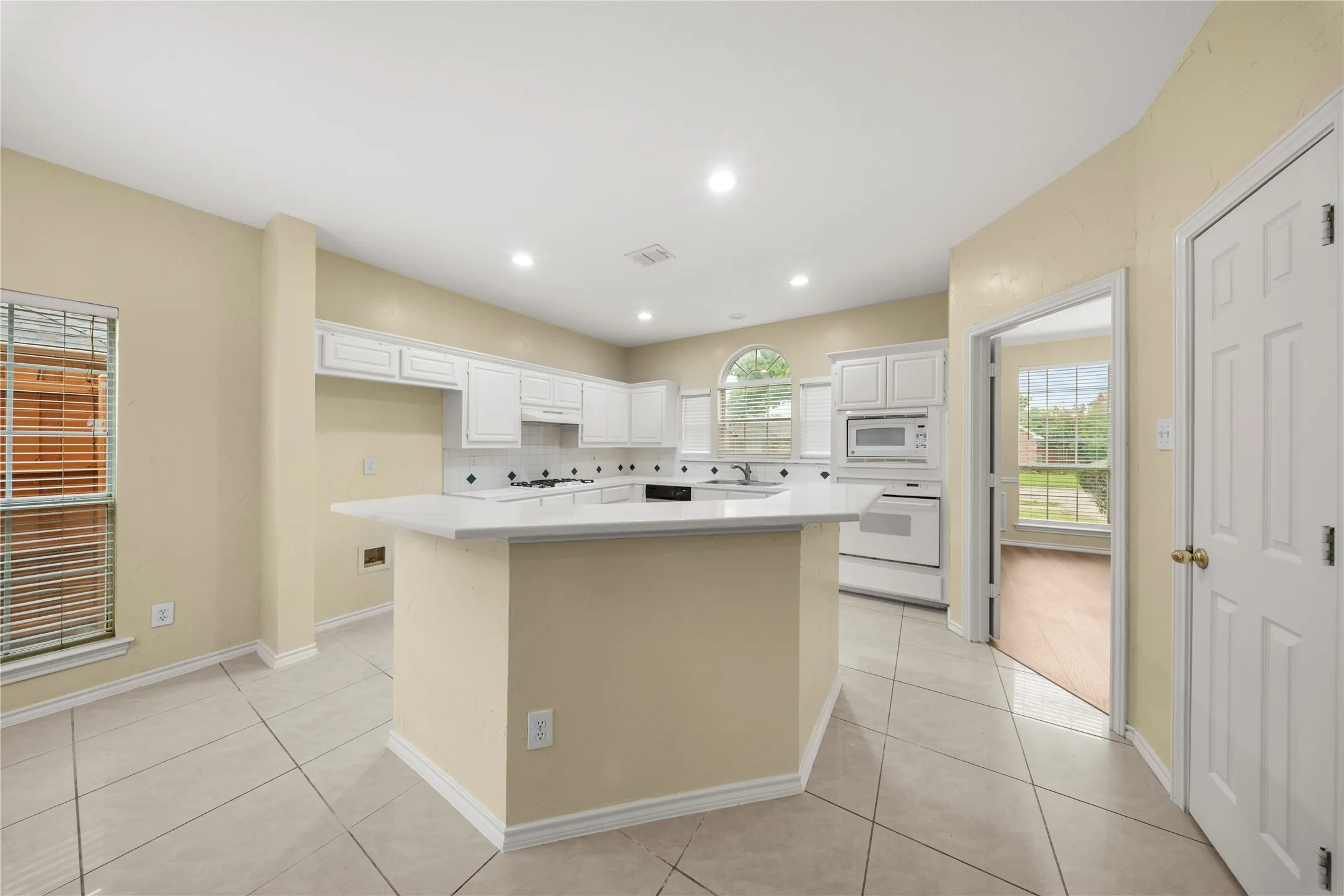 Single Family Residence For Rent in Collin County , 2808 Barksdale Drive, Plano, Texas 75025, 4 Bedroom, 4 Bathroom, 2 Garage spaces, 2,728 Sqft, built in 1993, mls#21342563, Real Estate Agent in Plano, Homes For Rent in Collin county, Homes For Rent in Plano, Realtor in Plano Texas, Real Estate Brokerage Independent Realty Texas, Luminita Cordes Realtor