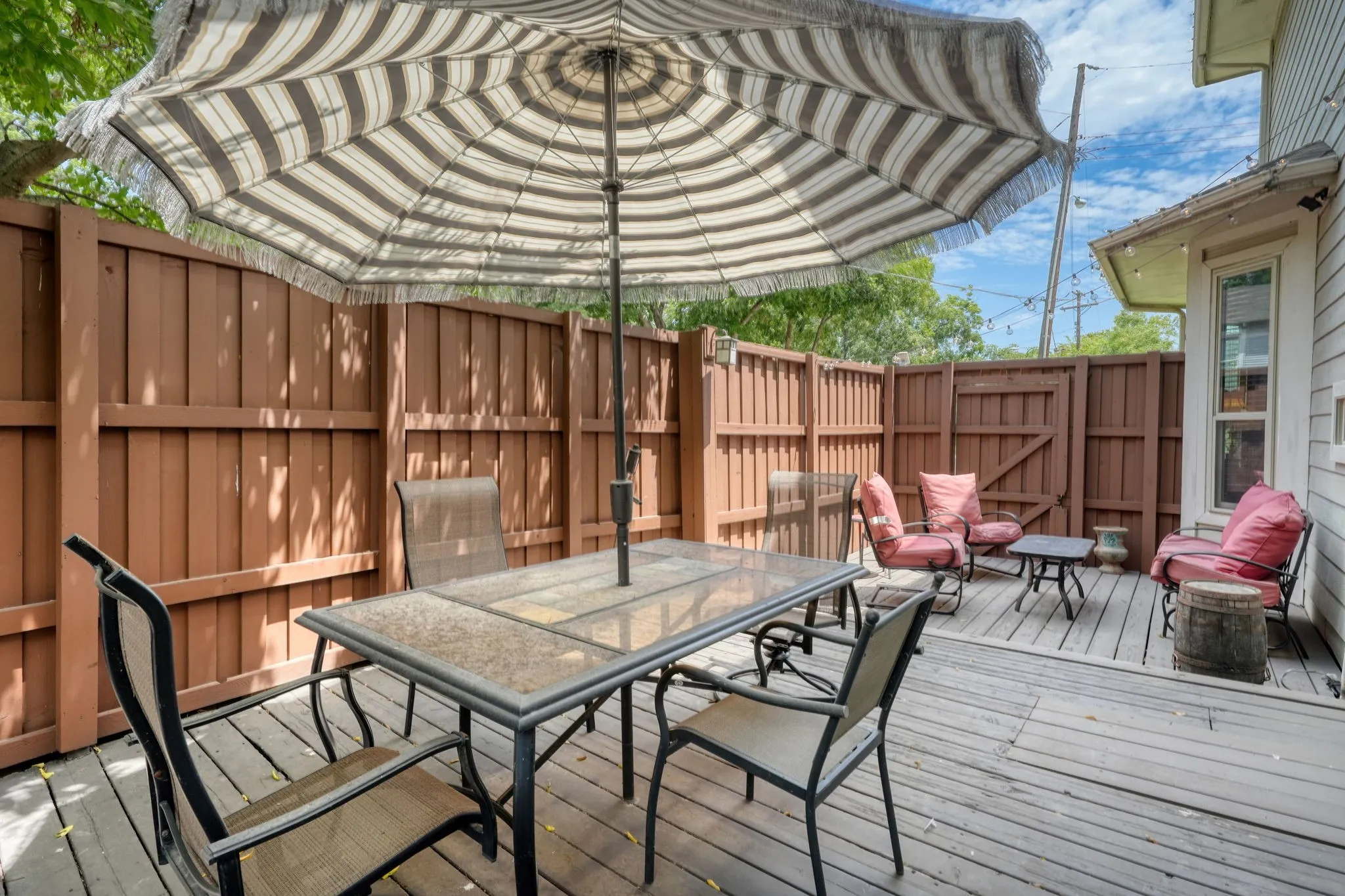 Single Family Residence For Rent in Dallas County , 5429 Victor Street, Dallas, Texas 75214, 4 Bedroom, 4 Bathroom, 2 Garage spaces, 2,354 Sqft, built in 2002, mls#21341821, Real Estate Agent in Dallas, Homes For Rent in Dallas county, Homes For Rent in Dallas, Realtor in Dallas Texas, Real Estate Brokerage Independent Realty Texas, Luminita Cordes Realtor
