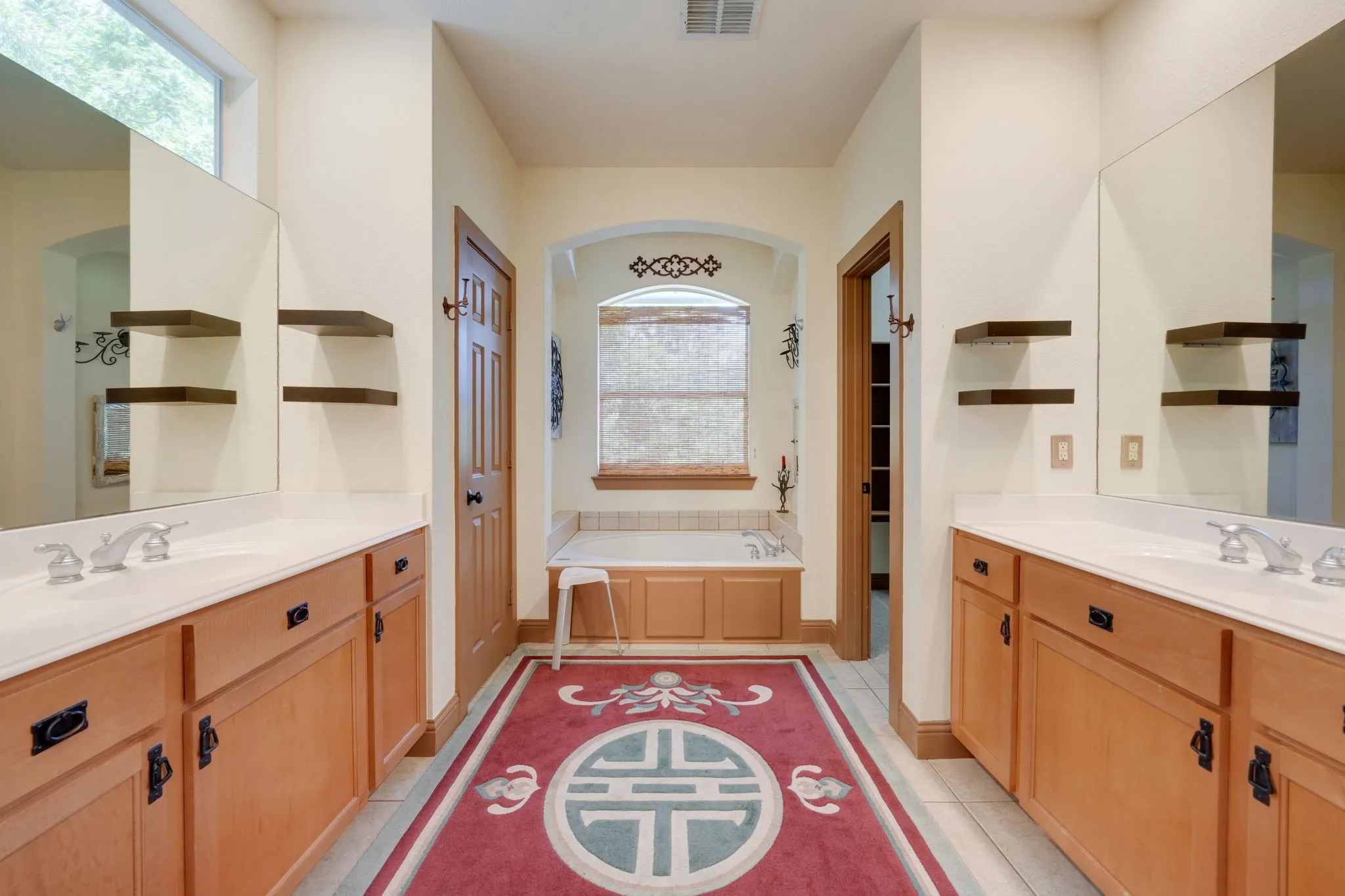 Single Family Residence For Rent in Dallas County , 5429 Victor Street, Dallas, Texas 75214, 4 Bedroom, 4 Bathroom, 2 Garage spaces, 2,354 Sqft, built in 2002, mls#21341821, Real Estate Agent in Dallas, Homes For Rent in Dallas county, Homes For Rent in Dallas, Realtor in Dallas Texas, Real Estate Brokerage Independent Realty Texas, Luminita Cordes Realtor