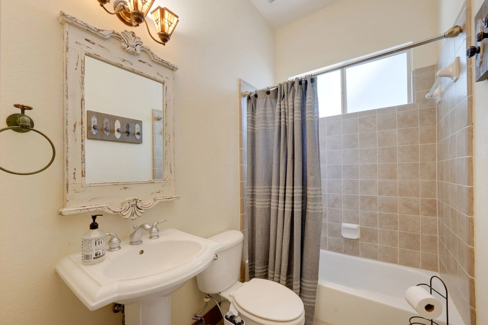 Single Family Residence For Rent in Dallas County , 5429 Victor Street, Dallas, Texas 75214, 4 Bedroom, 4 Bathroom, 2 Garage spaces, 2,354 Sqft, built in 2002, mls#21341821, Real Estate Agent in Dallas, Homes For Rent in Dallas county, Homes For Rent in Dallas, Realtor in Dallas Texas, Real Estate Brokerage Independent Realty Texas, Luminita Cordes Realtor
