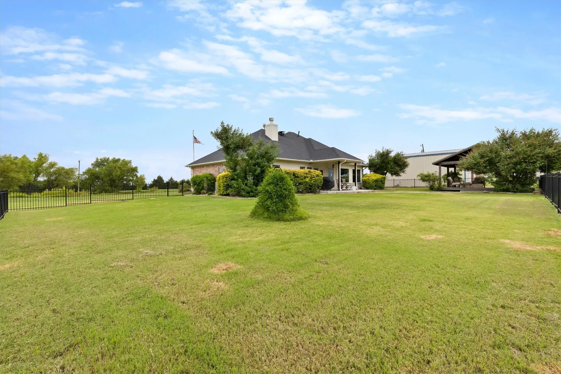 Single Family Residence For Sale in Hunt County , 2395 Fm 36 S, Caddo Mills, Texas 75135, 3 Bedroom, 2 Bathroom, 2 Garage spaces, 1,714 Sqft, built in 2003, mls#21340920, Real Estate Agent in Caddo Mills, Homes For Sale in Hunt county, Homes For Sale in Caddo Mills, Realtor in Caddo Mills Texas, Real Estate Brokerage Independent Realty Texas, Luminita Cordes Realtor