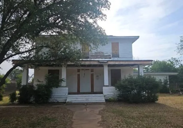 Single Family Residence For Sale in Taylor County , 210 Clinton Street, Abilene, Texas 79603, 4 Bedroom, 2 Bathroom, Garage spaces, 2,892 Sqft, built in 1905, mls#21342767, Real Estate Agent in Abilene, Homes For Sale in Taylor county, Homes For Sale in Abilene, Realtor in Abilene Texas, Real Estate Brokerage Independent Realty Texas, Luminita Cordes Realtor