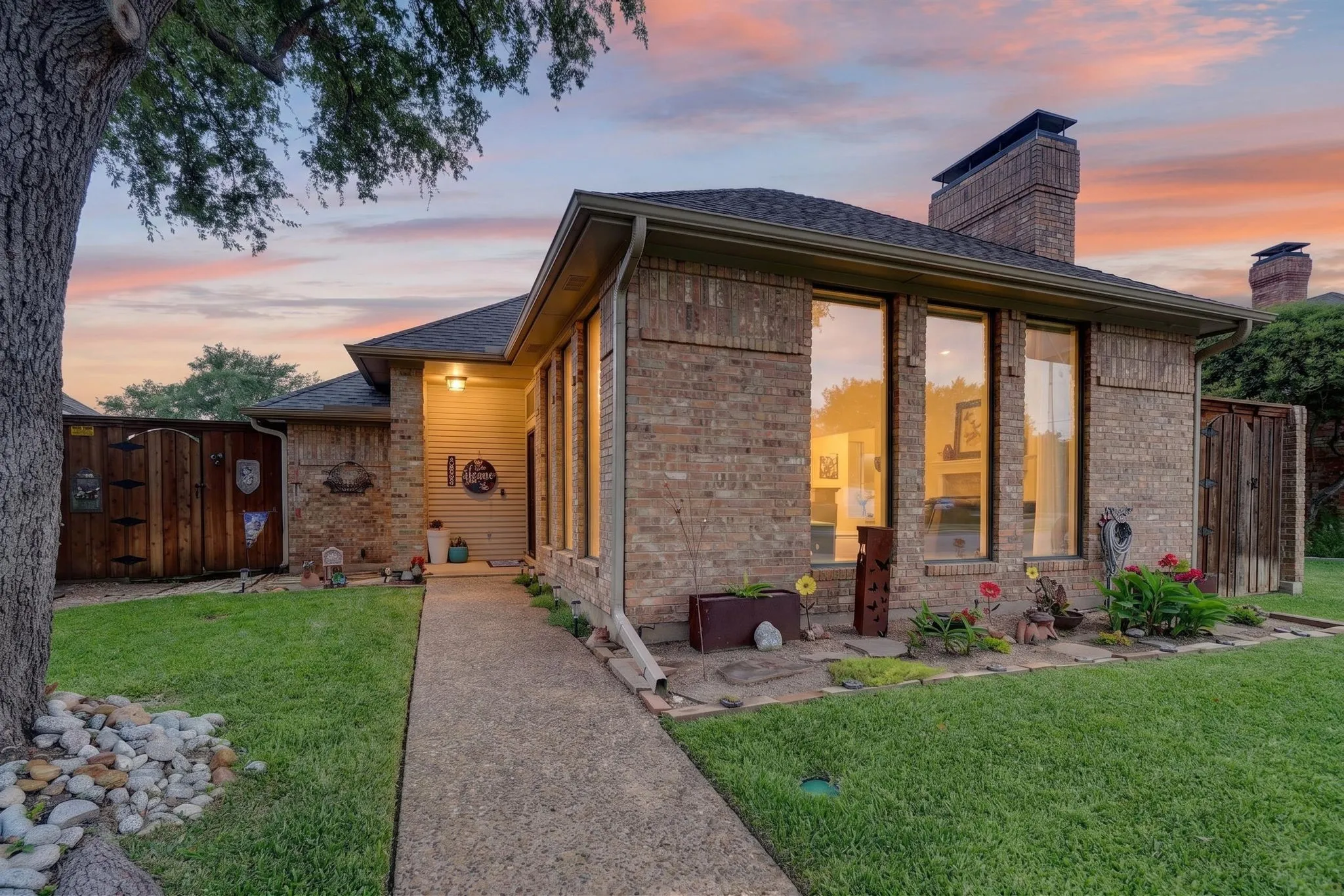 Single Family Residence For Sale in Dallas County , 806 Oakway Court, Richardson, Texas 75081, 3 Bedroom, 3 Bathroom, 2 Garage spaces, 2,100 Sqft, built in 1983, mls#21342703, Real Estate Agent in Richardson, Homes For Sale in Dallas county, Homes For Sale in Richardson, Realtor in Richardson Texas, Real Estate Brokerage Independent Realty Texas, Luminita Cordes Realtor