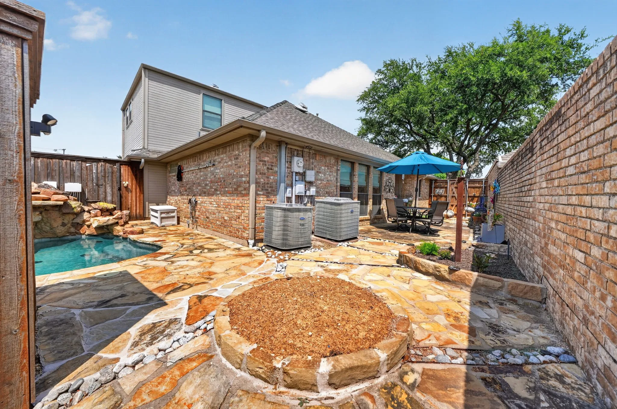 Single Family Residence For Sale in Dallas County , 806 Oakway Court, Richardson, Texas 75081, 3 Bedroom, 3 Bathroom, 2 Garage spaces, 2,100 Sqft, built in 1983, mls#21342703, Real Estate Agent in Richardson, Homes For Sale in Dallas county, Homes For Sale in Richardson, Realtor in Richardson Texas, Real Estate Brokerage Independent Realty Texas, Luminita Cordes Realtor