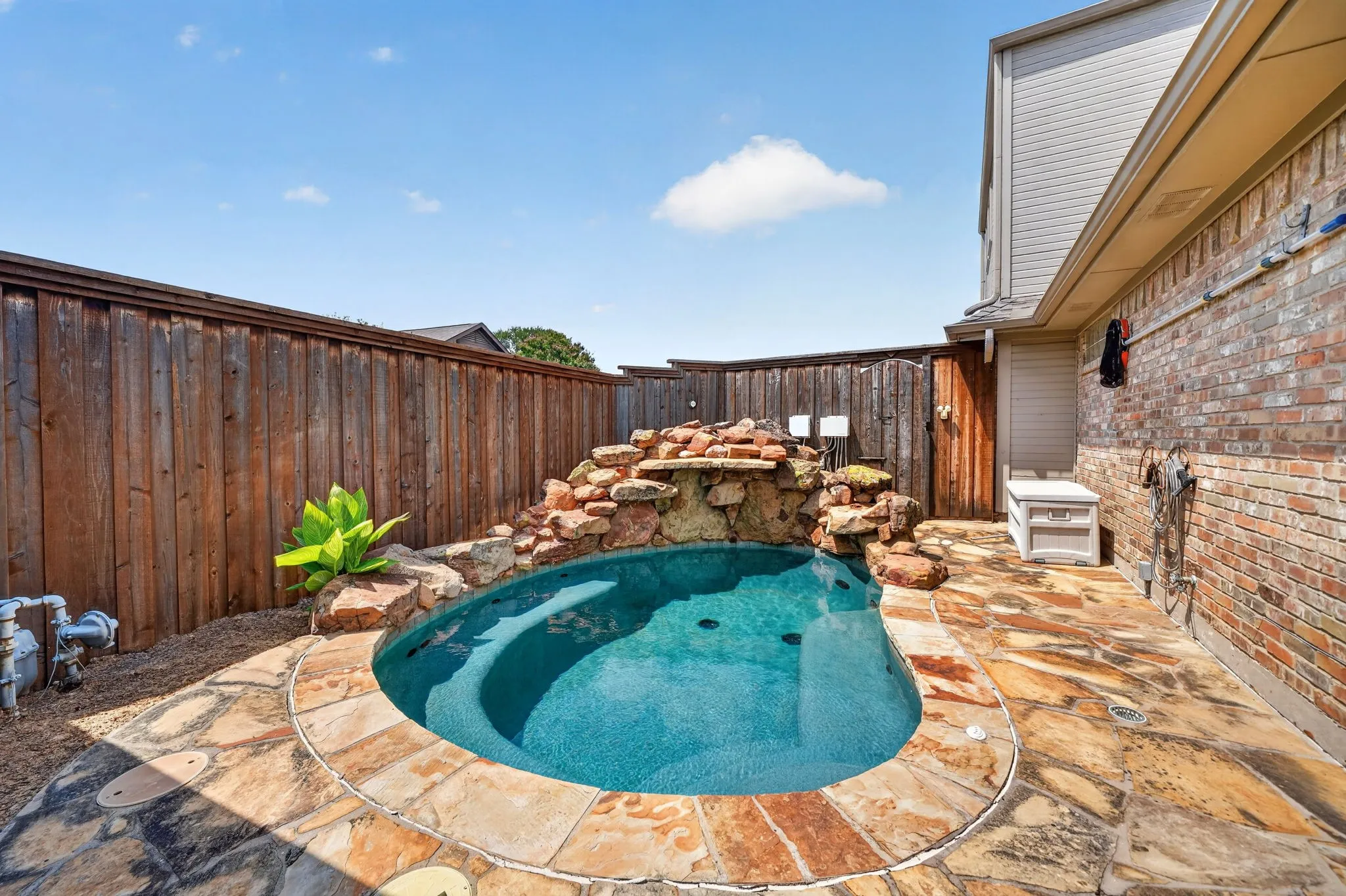Single Family Residence For Sale in Dallas County , 806 Oakway Court, Richardson, Texas 75081, 3 Bedroom, 3 Bathroom, 2 Garage spaces, 2,100 Sqft, built in 1983, mls#21342703, Real Estate Agent in Richardson, Homes For Sale in Dallas county, Homes For Sale in Richardson, Realtor in Richardson Texas, Real Estate Brokerage Independent Realty Texas, Luminita Cordes Realtor