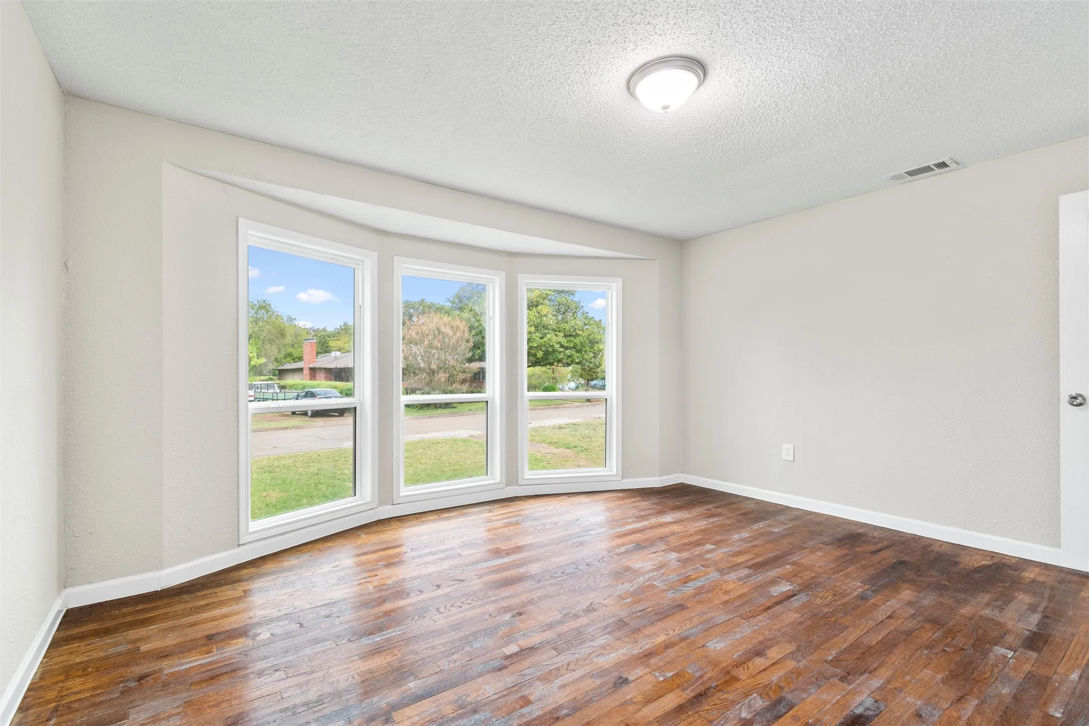 Single Family Residence For Sale in Tarrant County , 2336 Glencrest Drive, Fort Worth, Texas 76119, 3 Bedroom, 2 Bathroom, 2 Garage spaces, 1,690 Sqft, built in 1946, mls#21342806, Real Estate Agent in Fort Worth, Homes For Sale in Tarrant county, Homes For Sale in Fort Worth, Realtor in Fort Worth Texas, Real Estate Brokerage Independent Realty Texas, Luminita Cordes Realtor