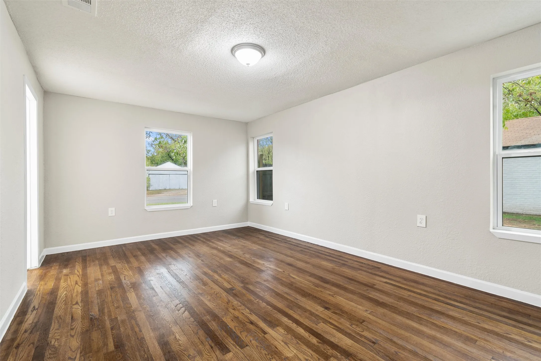 Single Family Residence For Sale in Tarrant County , 2336 Glencrest Drive, Fort Worth, Texas 76119, 3 Bedroom, 2 Bathroom, 2 Garage spaces, 1,690 Sqft, built in 1946, mls#21342806, Real Estate Agent in Fort Worth, Homes For Sale in Tarrant county, Homes For Sale in Fort Worth, Realtor in Fort Worth Texas, Real Estate Brokerage Independent Realty Texas, Luminita Cordes Realtor
