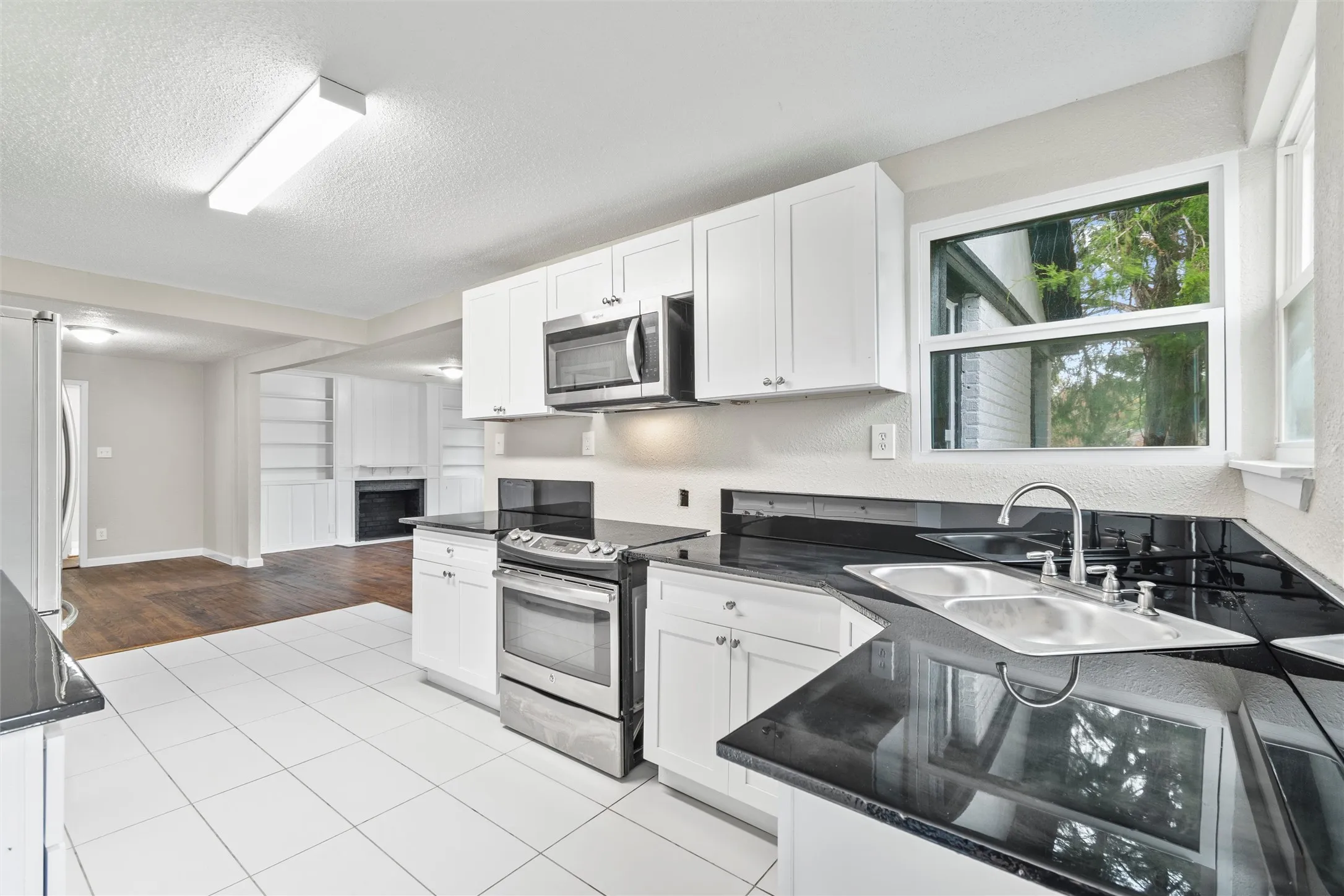 Single Family Residence For Sale in Tarrant County , 2336 Glencrest Drive, Fort Worth, Texas 76119, 3 Bedroom, 2 Bathroom, 2 Garage spaces, 1,690 Sqft, built in 1946, mls#21342806, Real Estate Agent in Fort Worth, Homes For Sale in Tarrant county, Homes For Sale in Fort Worth, Realtor in Fort Worth Texas, Real Estate Brokerage Independent Realty Texas, Luminita Cordes Realtor