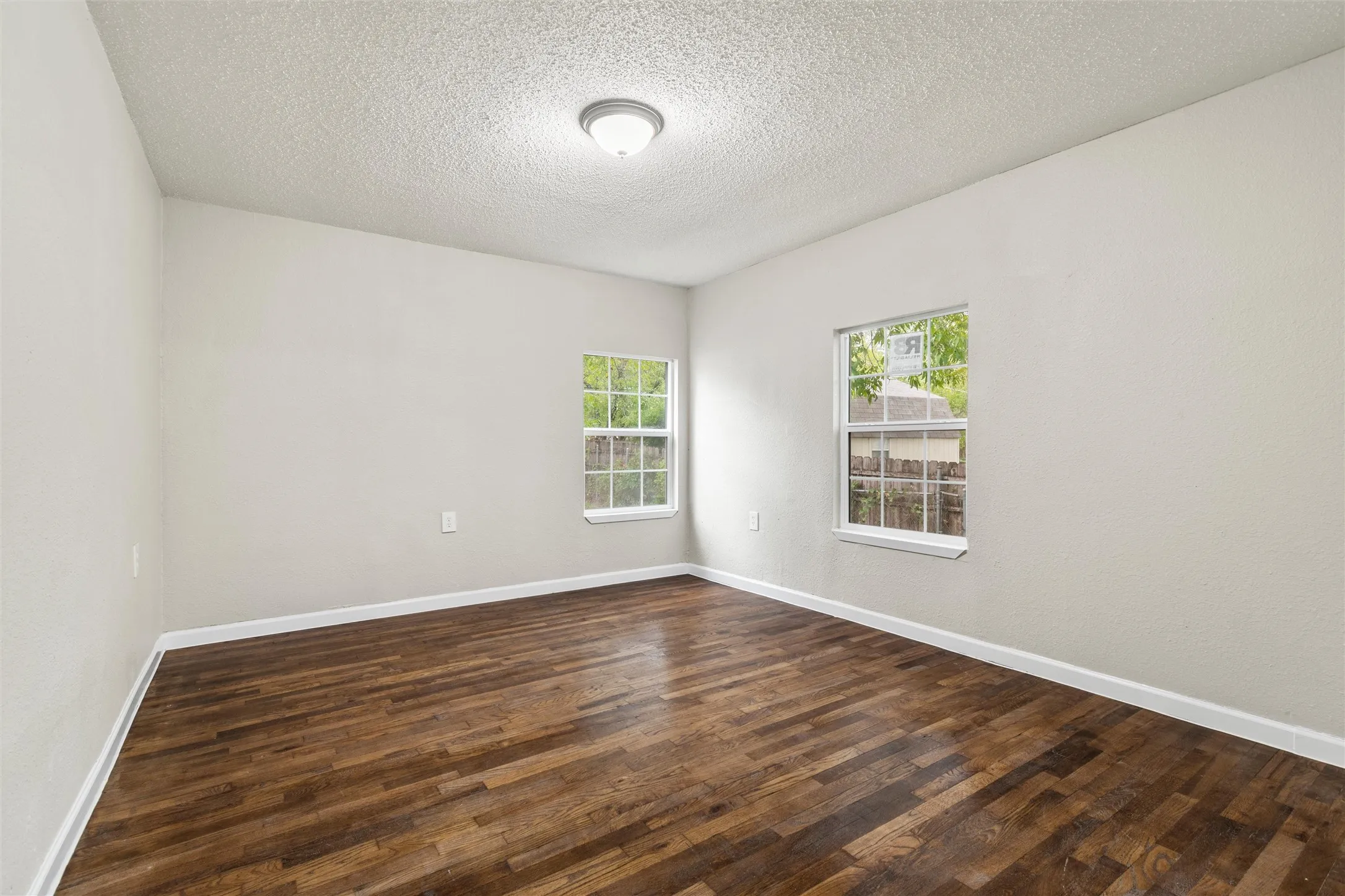 Single Family Residence For Sale in Tarrant County , 2336 Glencrest Drive, Fort Worth, Texas 76119, 3 Bedroom, 2 Bathroom, 2 Garage spaces, 1,690 Sqft, built in 1946, mls#21342806, Real Estate Agent in Fort Worth, Homes For Sale in Tarrant county, Homes For Sale in Fort Worth, Realtor in Fort Worth Texas, Real Estate Brokerage Independent Realty Texas, Luminita Cordes Realtor