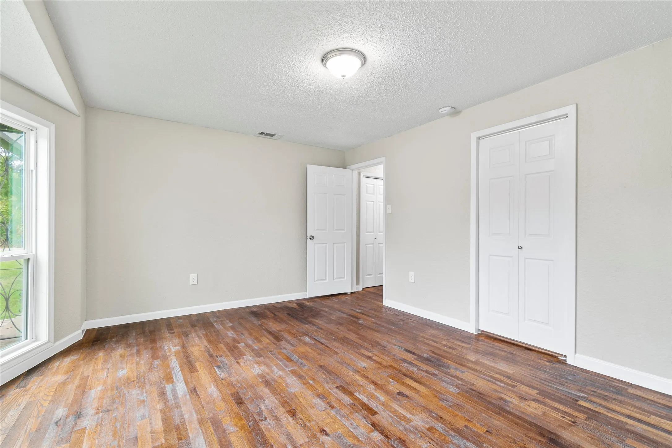 Single Family Residence For Sale in Tarrant County , 2336 Glencrest Drive, Fort Worth, Texas 76119, 3 Bedroom, 2 Bathroom, 2 Garage spaces, 1,690 Sqft, built in 1946, mls#21342806, Real Estate Agent in Fort Worth, Homes For Sale in Tarrant county, Homes For Sale in Fort Worth, Realtor in Fort Worth Texas, Real Estate Brokerage Independent Realty Texas, Luminita Cordes Realtor