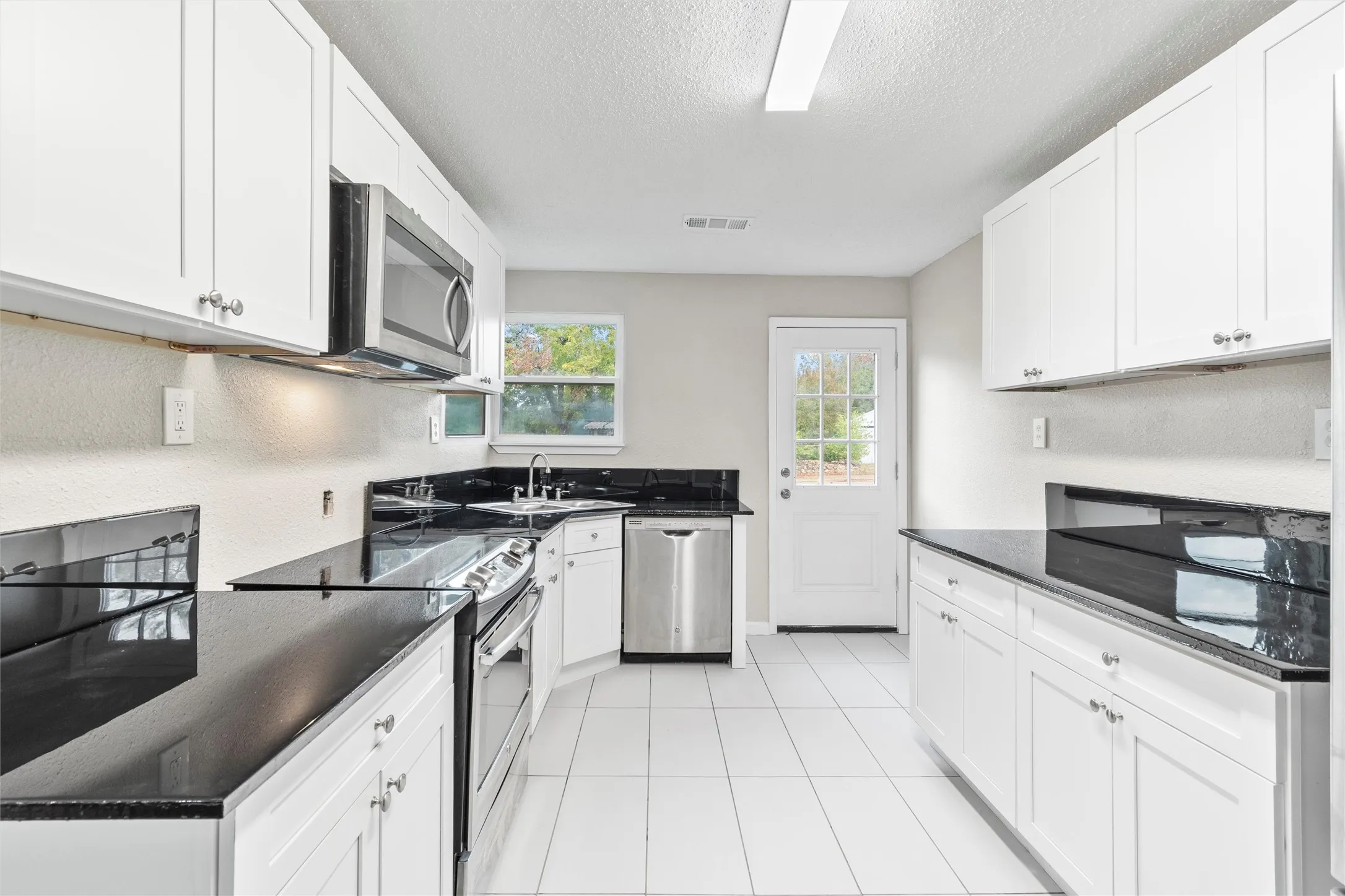 Single Family Residence For Sale in Tarrant County , 2336 Glencrest Drive, Fort Worth, Texas 76119, 3 Bedroom, 2 Bathroom, 2 Garage spaces, 1,690 Sqft, built in 1946, mls#21342806, Real Estate Agent in Fort Worth, Homes For Sale in Tarrant county, Homes For Sale in Fort Worth, Realtor in Fort Worth Texas, Real Estate Brokerage Independent Realty Texas, Luminita Cordes Realtor
