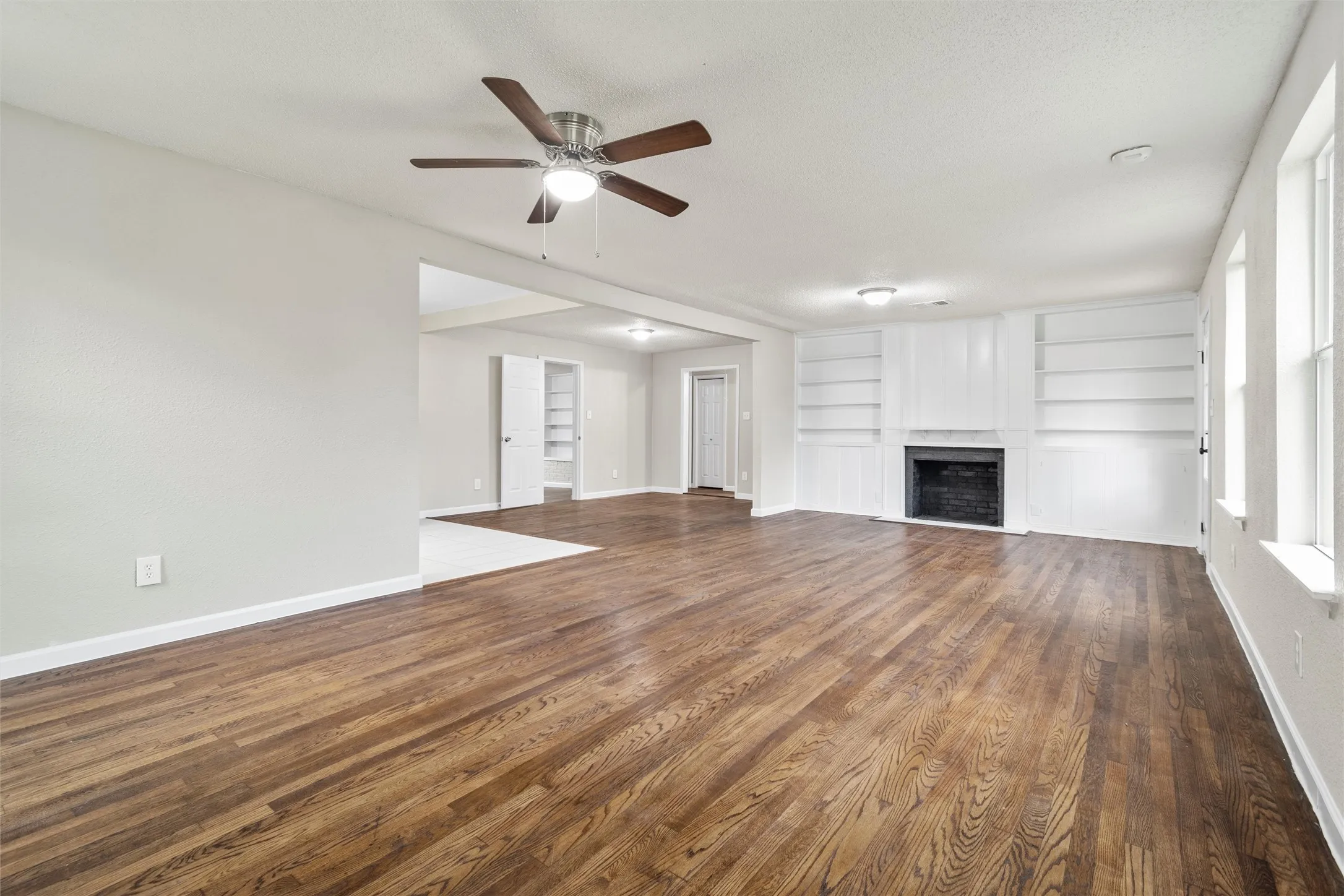 Single Family Residence For Sale in Tarrant County , 2336 Glencrest Drive, Fort Worth, Texas 76119, 3 Bedroom, 2 Bathroom, 2 Garage spaces, 1,690 Sqft, built in 1946, mls#21342806, Real Estate Agent in Fort Worth, Homes For Sale in Tarrant county, Homes For Sale in Fort Worth, Realtor in Fort Worth Texas, Real Estate Brokerage Independent Realty Texas, Luminita Cordes Realtor