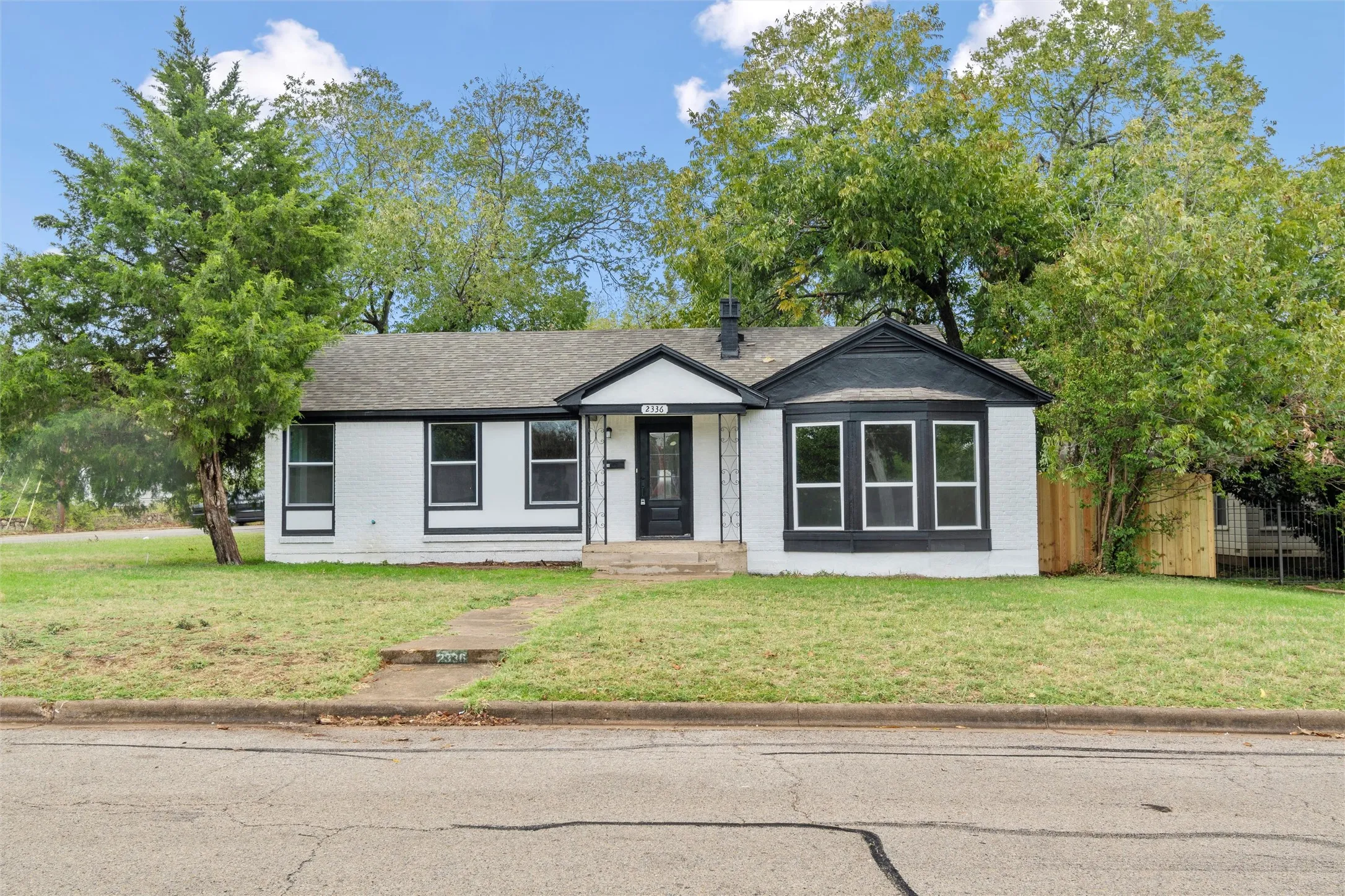 Single Family Residence For Sale in Tarrant County , 2336 Glencrest Drive, Fort Worth, Texas 76119, 3 Bedroom, 2 Bathroom, 2 Garage spaces, 1,690 Sqft, built in 1946, mls#21342806, Real Estate Agent in Fort Worth, Homes For Sale in Tarrant county, Homes For Sale in Fort Worth, Realtor in Fort Worth Texas, Real Estate Brokerage Independent Realty Texas, Luminita Cordes Realtor