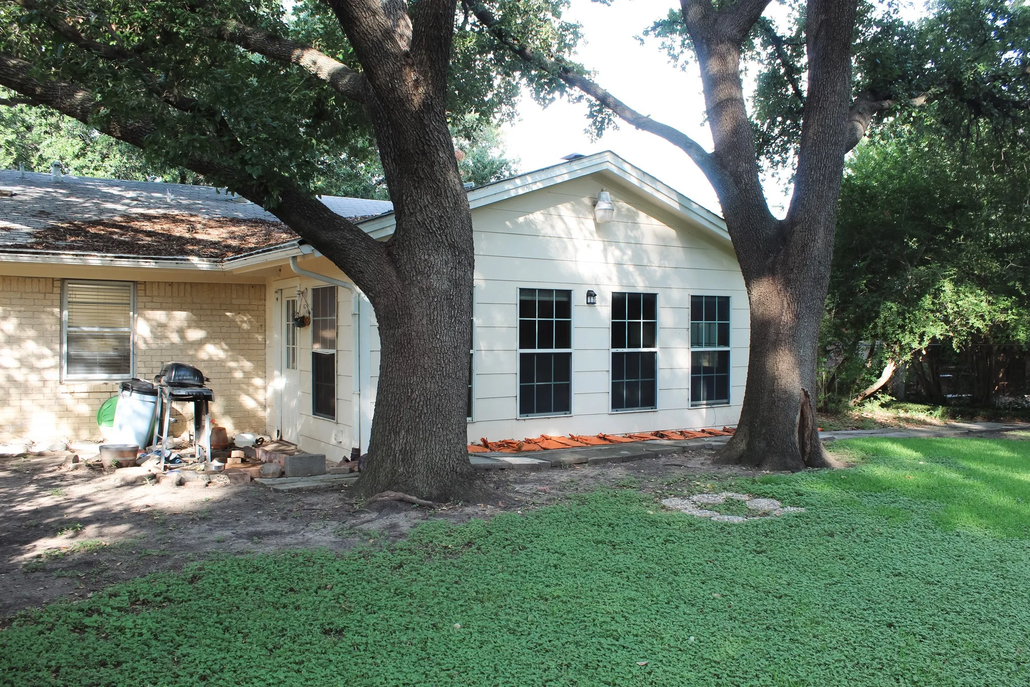 Single Family Residence For Sale in Tarrant County , 1210 Cozby Street S, Benbrook, Texas 76126, 3 Bedroom, 2 Bathroom, 2 Garage spaces, 1,647 Sqft, built in 1963, mls#21342807, Real Estate Agent in Benbrook, Homes For Sale in Tarrant county, Homes For Sale in Benbrook, Realtor in Benbrook Texas, Real Estate Brokerage Independent Realty Texas, Luminita Cordes Realtor