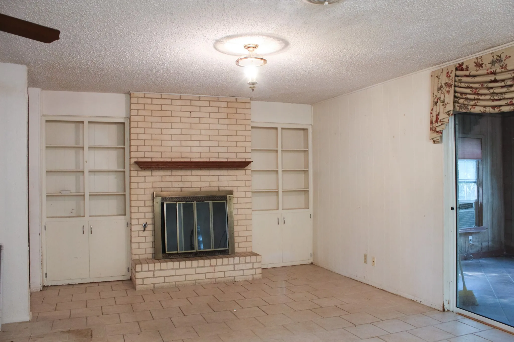 Single Family Residence For Sale in Tarrant County , 1210 Cozby Street S, Benbrook, Texas 76126, 3 Bedroom, 2 Bathroom, 2 Garage spaces, 1,647 Sqft, built in 1963, mls#21342807, Real Estate Agent in Benbrook, Homes For Sale in Tarrant county, Homes For Sale in Benbrook, Realtor in Benbrook Texas, Real Estate Brokerage Independent Realty Texas, Luminita Cordes Realtor