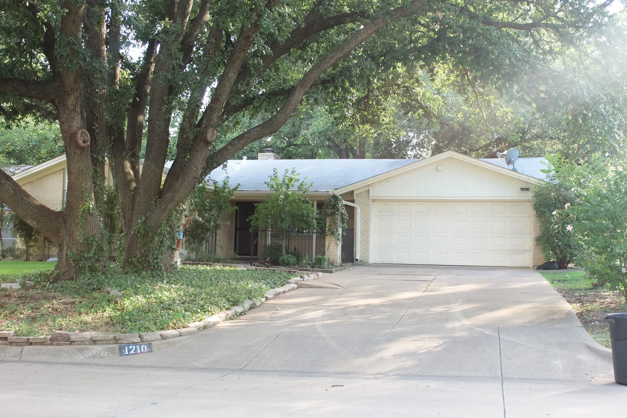 Single Family Residence For Sale in Tarrant County , 1210 Cozby Street S, Benbrook, Texas 76126, 3 Bedroom, 2 Bathroom, 2 Garage spaces, 1,647 Sqft, built in 1963, mls#21342807, Real Estate Agent in Benbrook, Homes For Sale in Tarrant county, Homes For Sale in Benbrook, Realtor in Benbrook Texas, Real Estate Brokerage Independent Realty Texas, Luminita Cordes Realtor
