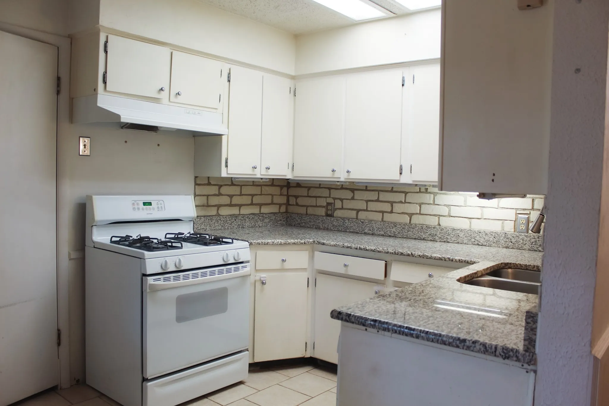 Single Family Residence For Sale in Tarrant County , 1210 Cozby Street S, Benbrook, Texas 76126, 3 Bedroom, 2 Bathroom, 2 Garage spaces, 1,647 Sqft, built in 1963, mls#21342807, Real Estate Agent in Benbrook, Homes For Sale in Tarrant county, Homes For Sale in Benbrook, Realtor in Benbrook Texas, Real Estate Brokerage Independent Realty Texas, Luminita Cordes Realtor